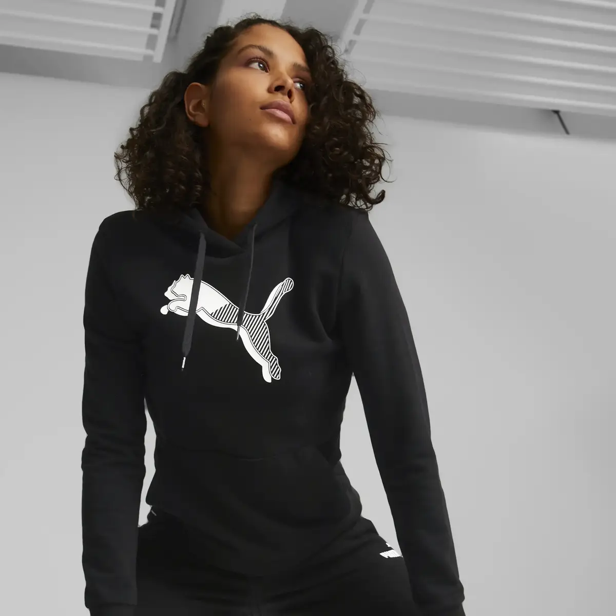 Puma Power Graphic Hoodie Siyah Kadın Kapüşonlu Sweatshirt