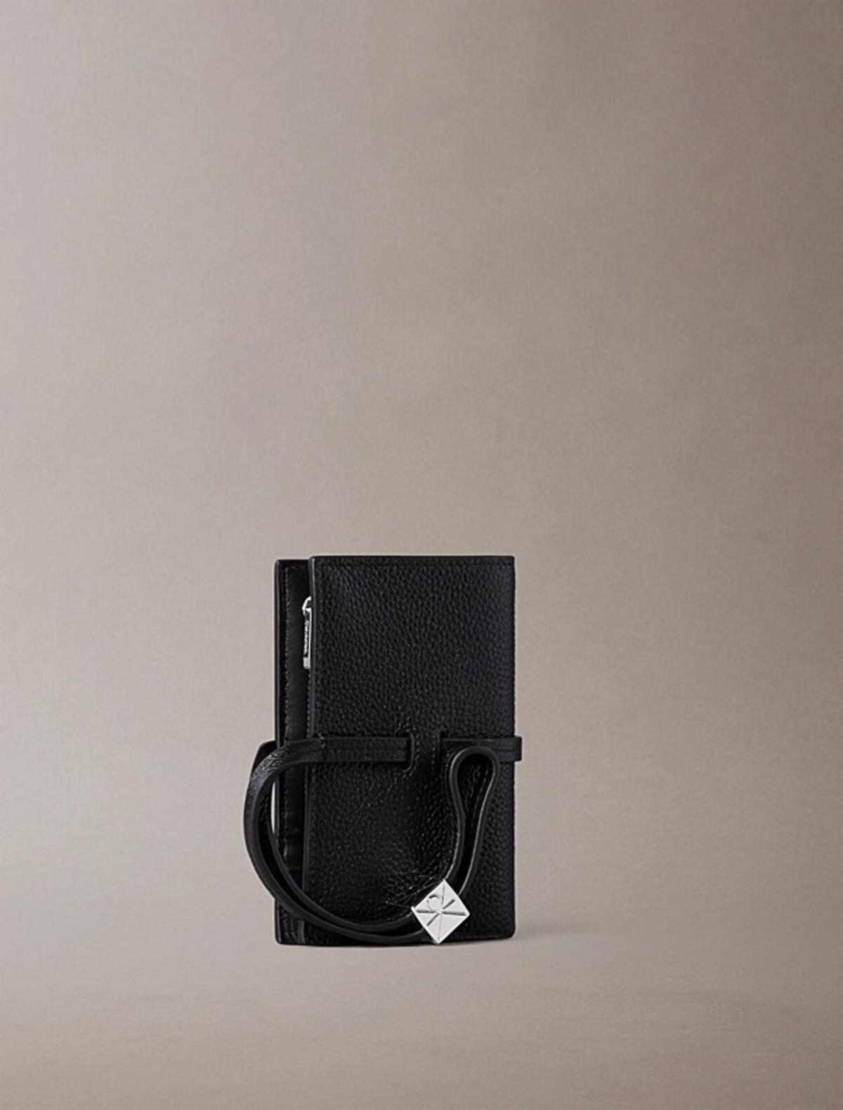 Calvin Klein EMBLEM HW PEBBLE WAL Dokulu Deri RFID Bileklikli Cüzdan