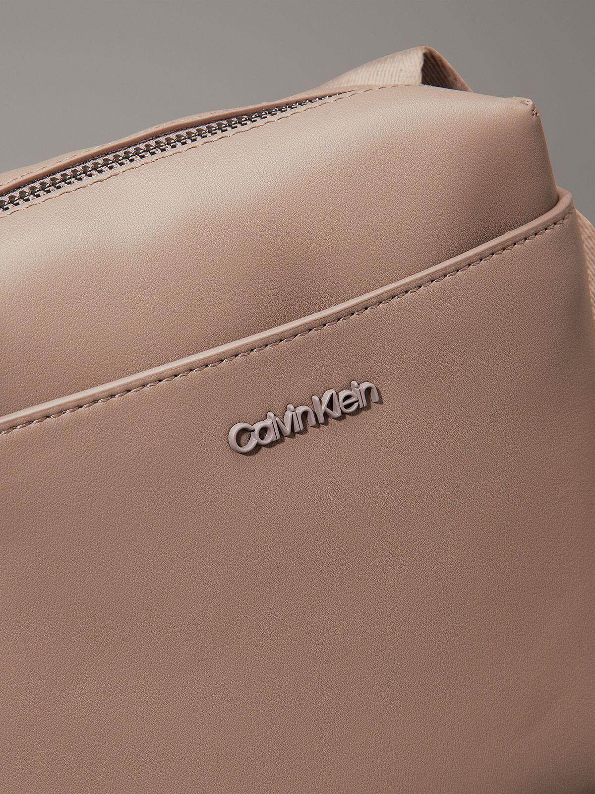 Calvin Klein CLEAN ESSENTIAL CUBE, PA0 Bej Unisex Çanta
