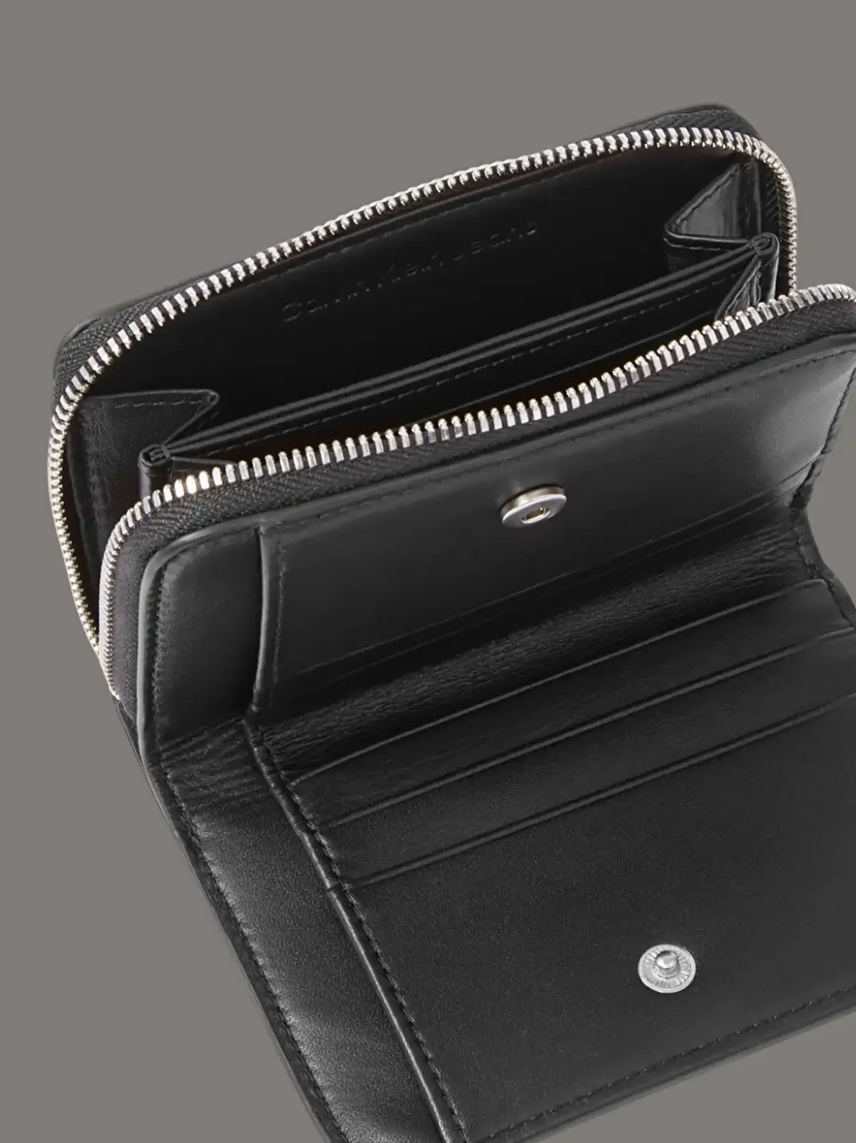 Calvin Klein MINIMAL MONOGRM LTHR MED FLAP ZI Siyah Kadın Cüzdan