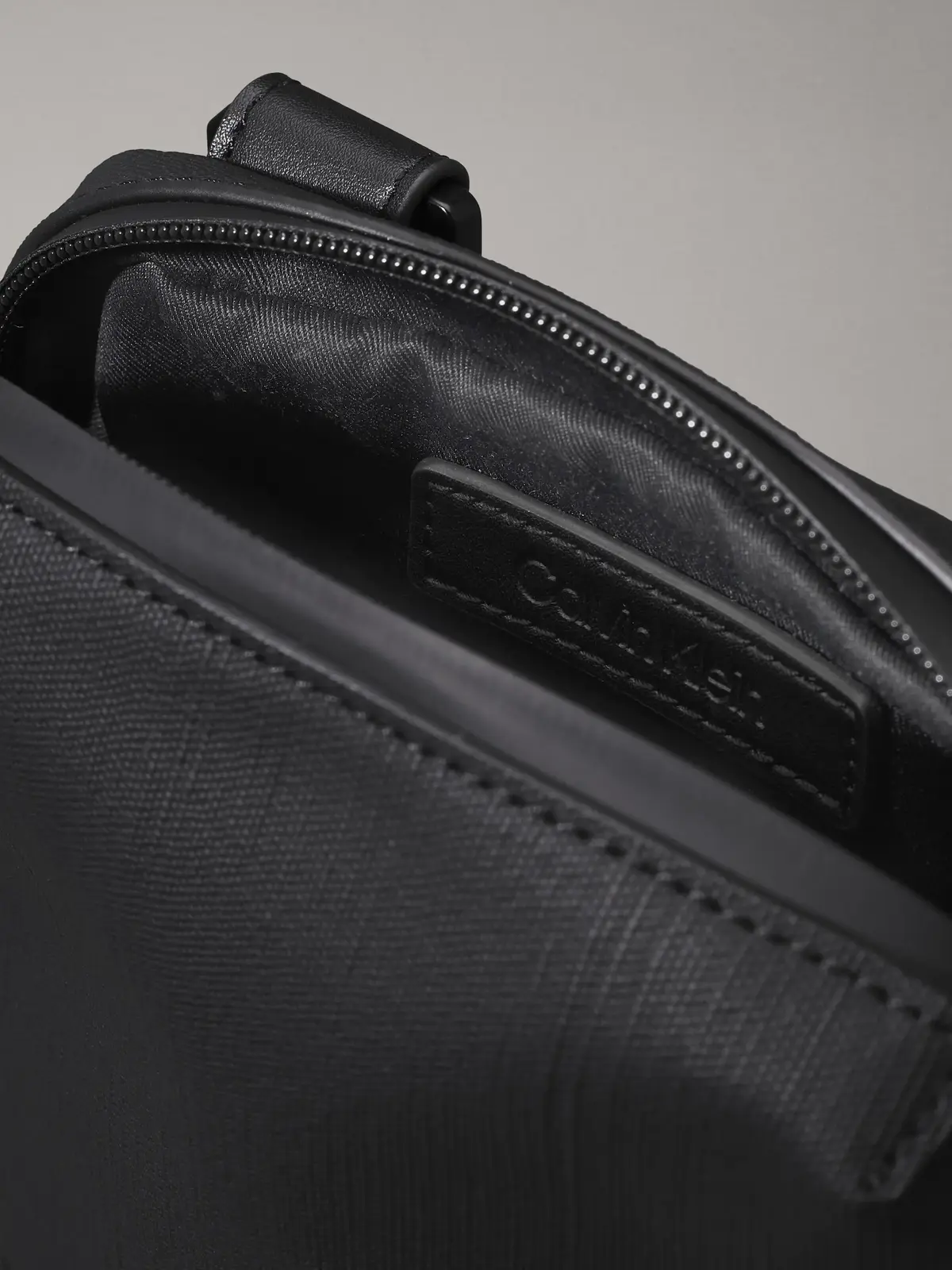 Calvin Klein TECH SENSUAL CONV RE Erkek Siyah Omuz Çanta