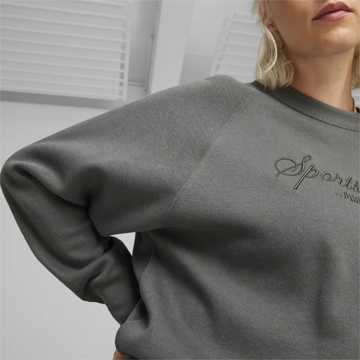 Puma CLASSICS+ Relaxed Crew Gri Kadın Sweatshirt