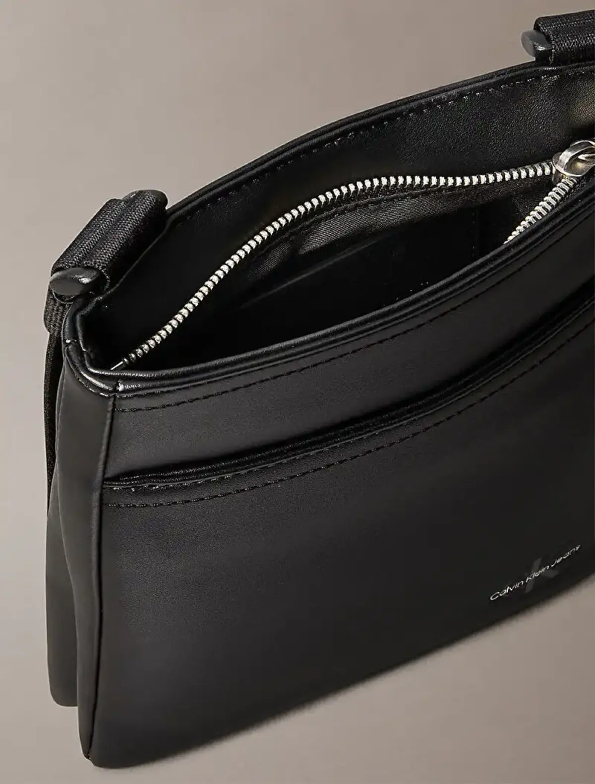 Calvin Klein MONO LOGO FLAT PACK 18 Siyah Erkek El Çantası Calvin Klein MONO LOGO FLAT PACK 18 Siyah Erkek El Çantası