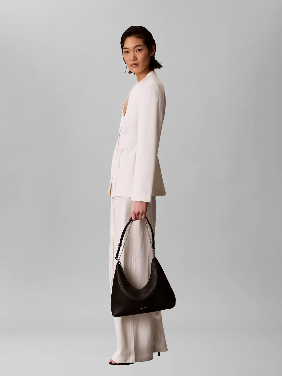 Calvin Klein EMBLEM HW PEBBLE SHO Siyah Kadın Omuz Çantası