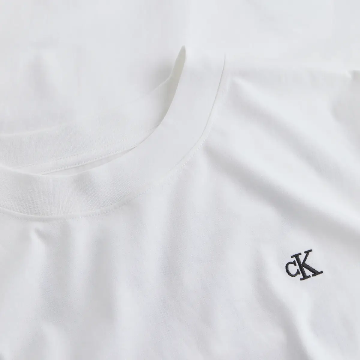 Calvin Klein SERIF FONT GRAPHIC T, YAF Beyaz Erkek T-Shirt & Polo