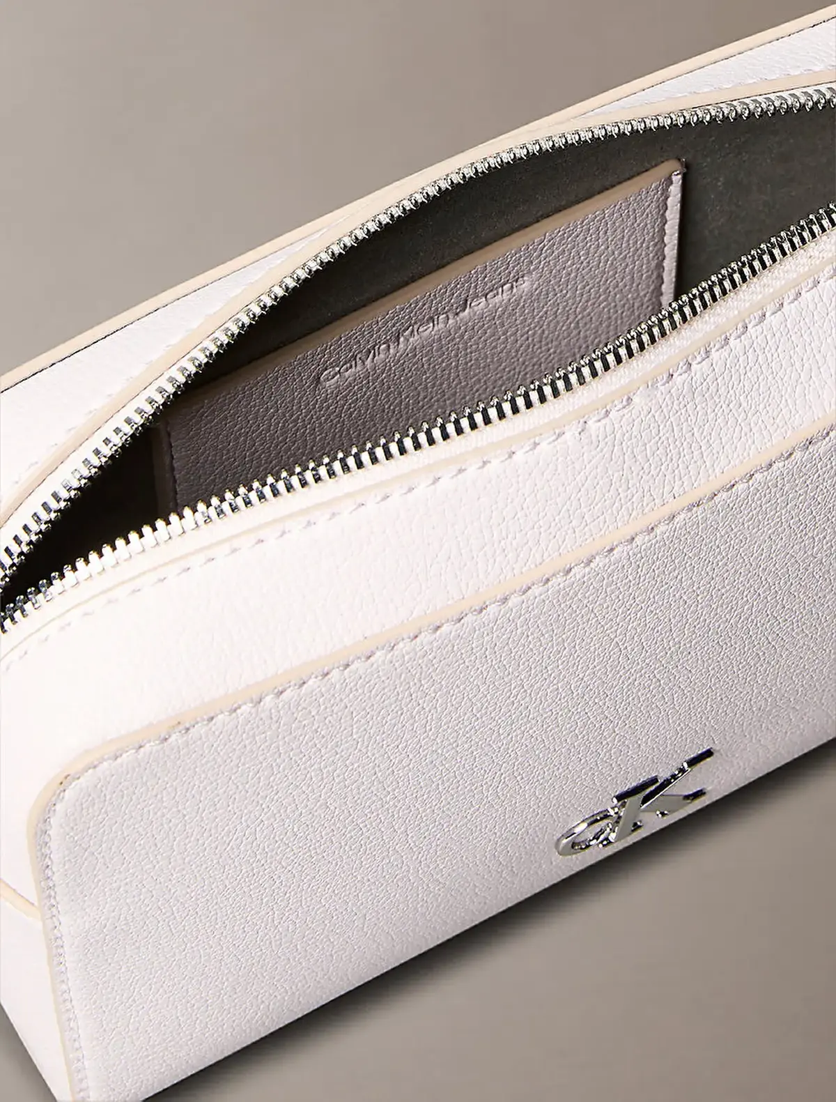 Calvin Klein MINIMAL MONOGRAM EW CAMERA BAG Siyah Kadın El Çantası Calvin Klein MINIMAL MONOGRAM EW CAMERA BAG Siyah Kadın El Çantası