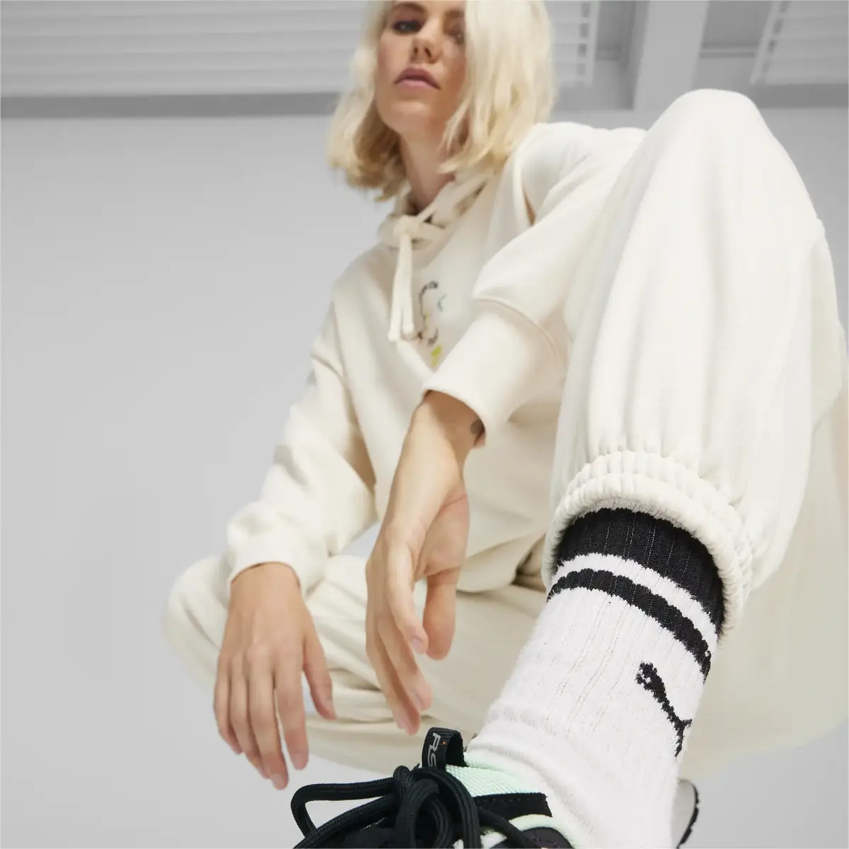 Puma DOWNTOWN Relaxed Sweatpants Bej Kadın Eşofman Altı