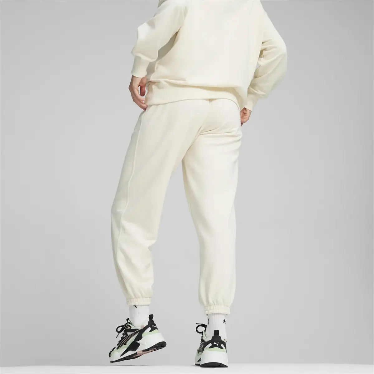 Puma DOWNTOWN Relaxed Sweatpants Bej Kadın Eşofman Altı