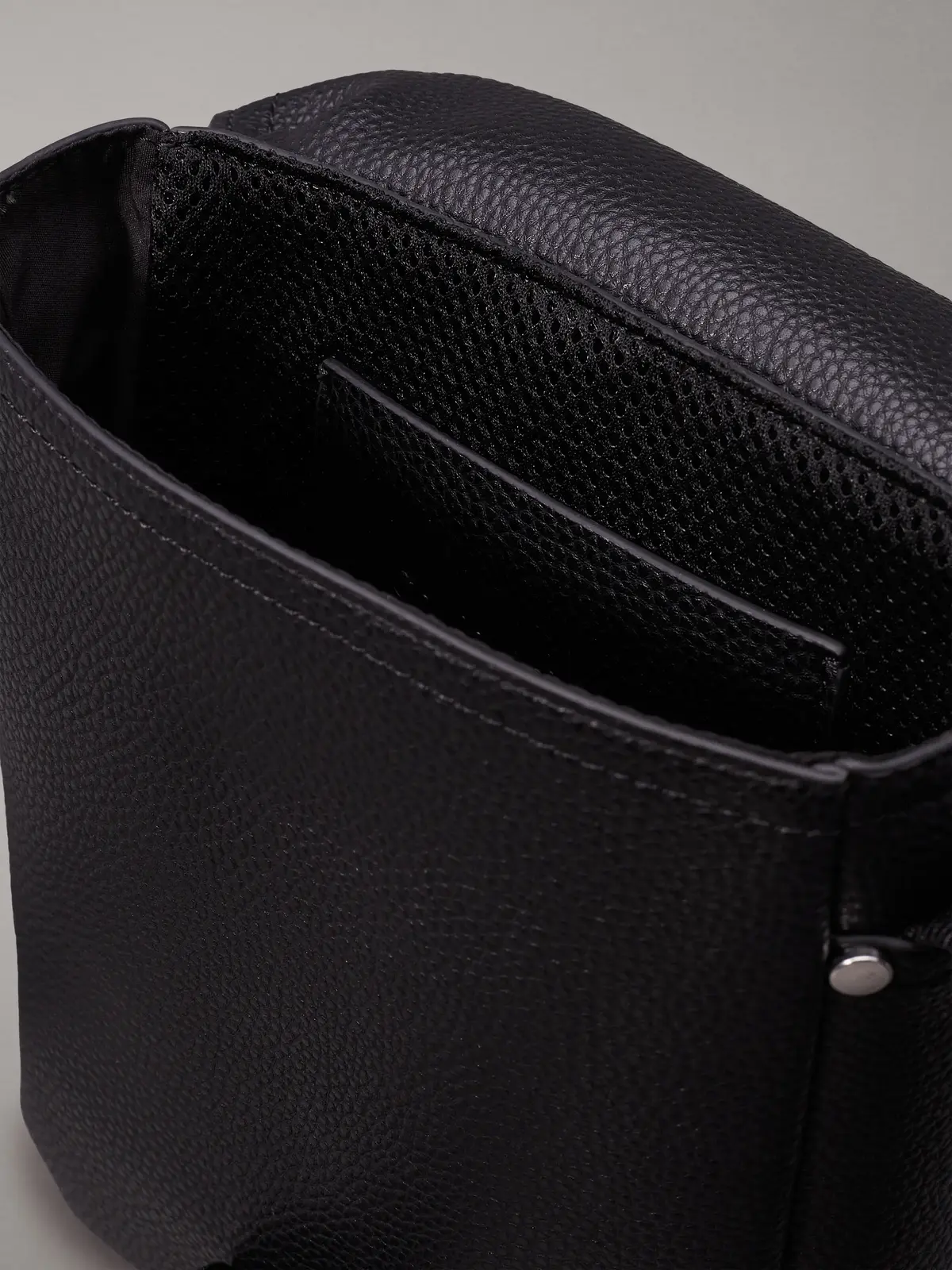 Calvin Klein ULTRALIGHT REPORTER1 Erkek Siyah Omuz Çanta