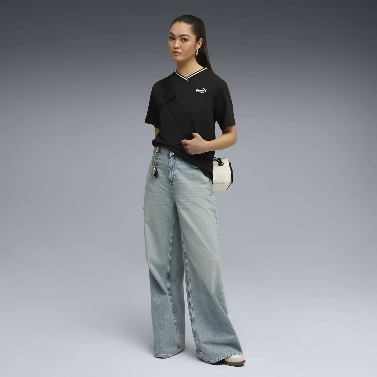 Puma ESS Relaxed V-Neck Tee Siyah Kadın T-Shirt