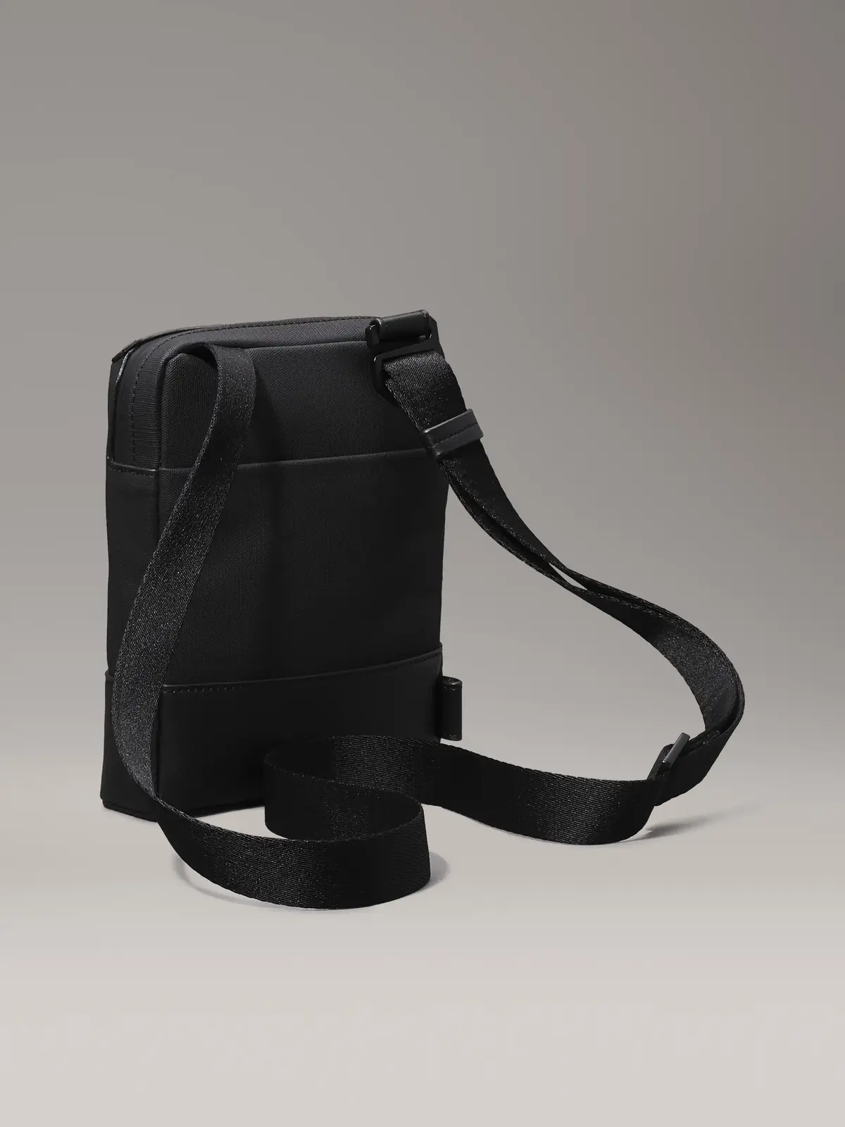 Calvin Klein TECH SENSUAL CONV RE Erkek Siyah Omuz Çanta