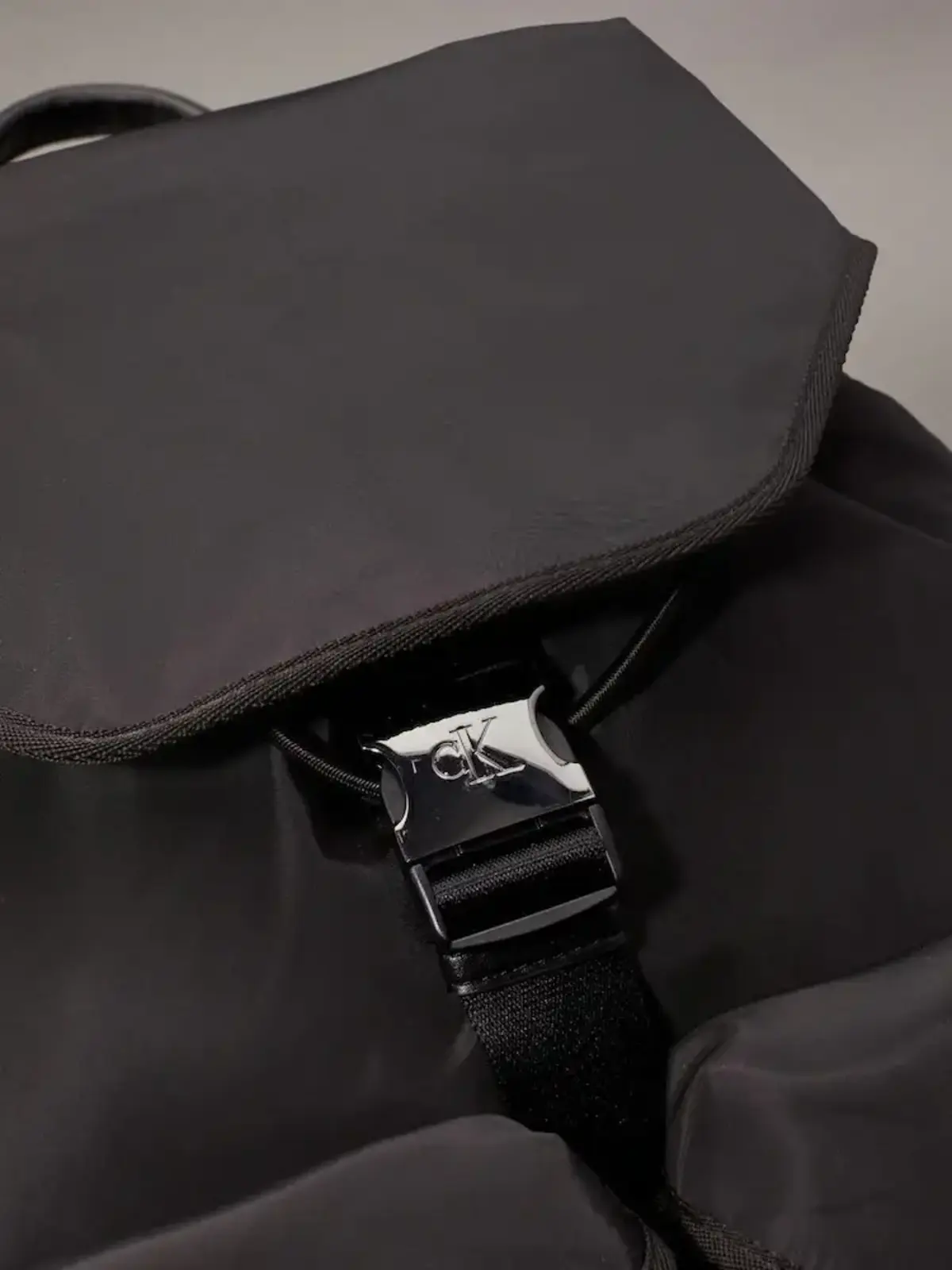 Calvin Klein SPEED CLIP UT FLAP B Erkek Sırt Çantası