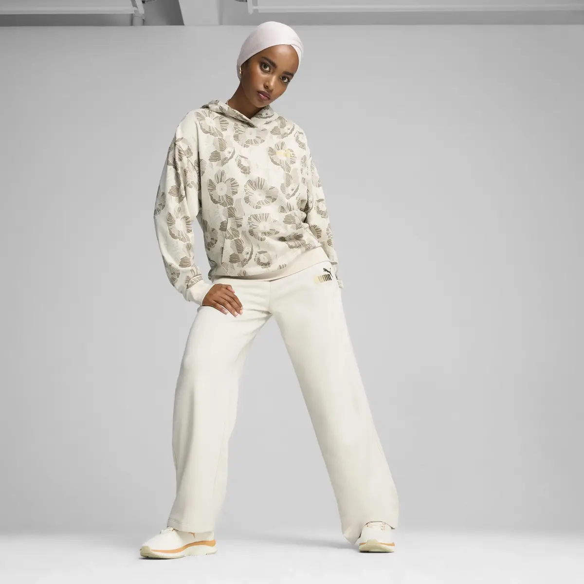 Puma ESS+ CLASS ACT Pants Kırık Beyaz Kadın Eşofman Altı