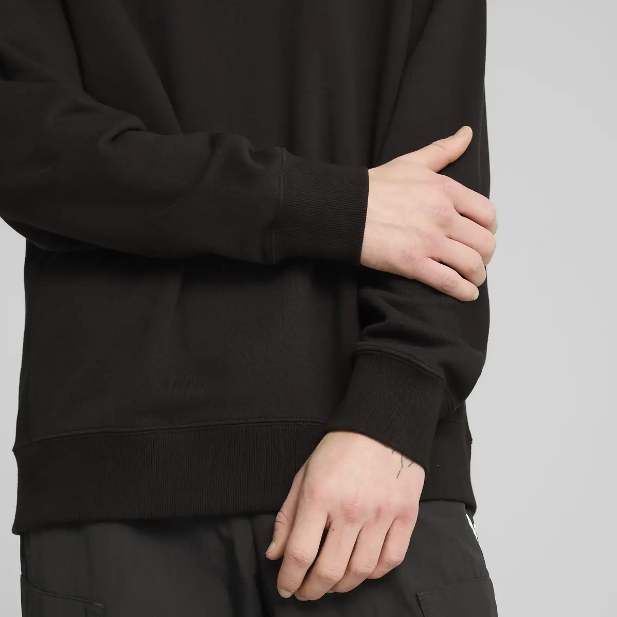 PUMA WARDROBE ESS Relaxed Crew Siyah Erkek Sweatshirt