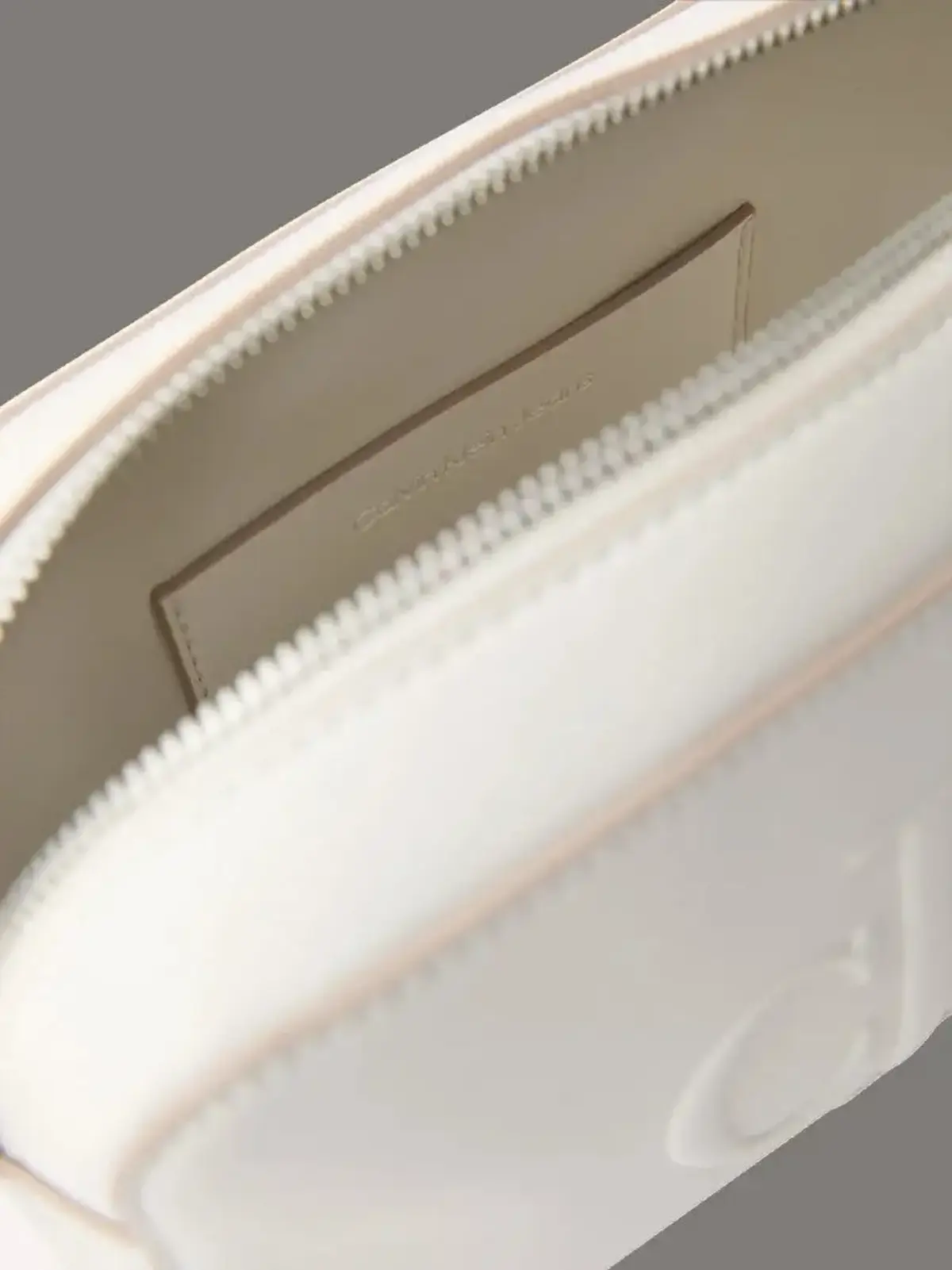 Calvin Klein SCULPTED EW CAMERA BAG20 Beyaz Kadın El Çantası Calvin Klein SCULPTED EW CAMERA BAG20 Beyaz Kadın El Çantası