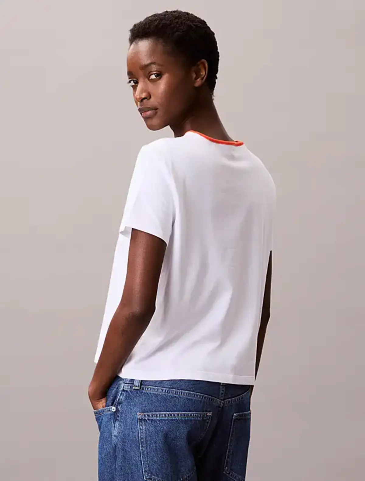Calvin Klein SS RETRO LOGO GRAPHIC TEE Beyaz Kadın Tişört Calvin Klein SS RETRO LOGO GRAPHIC TEE Beyaz Kadın Tişört