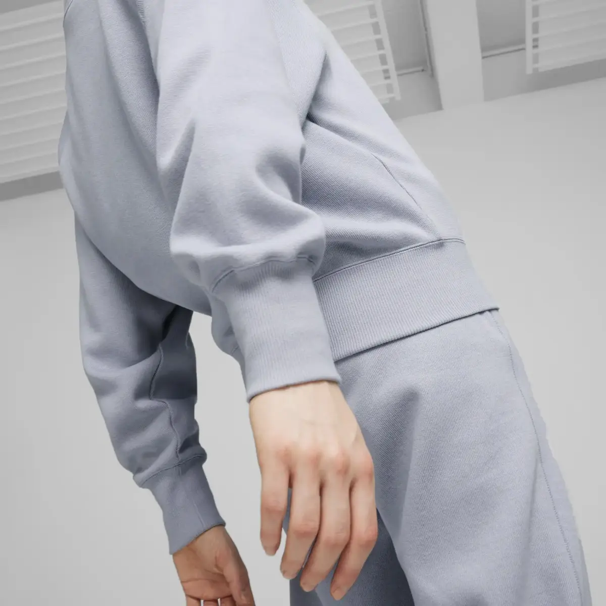 PUMA CLASSICS+ Relaxed Crew Gri Kadın Sweatshirt