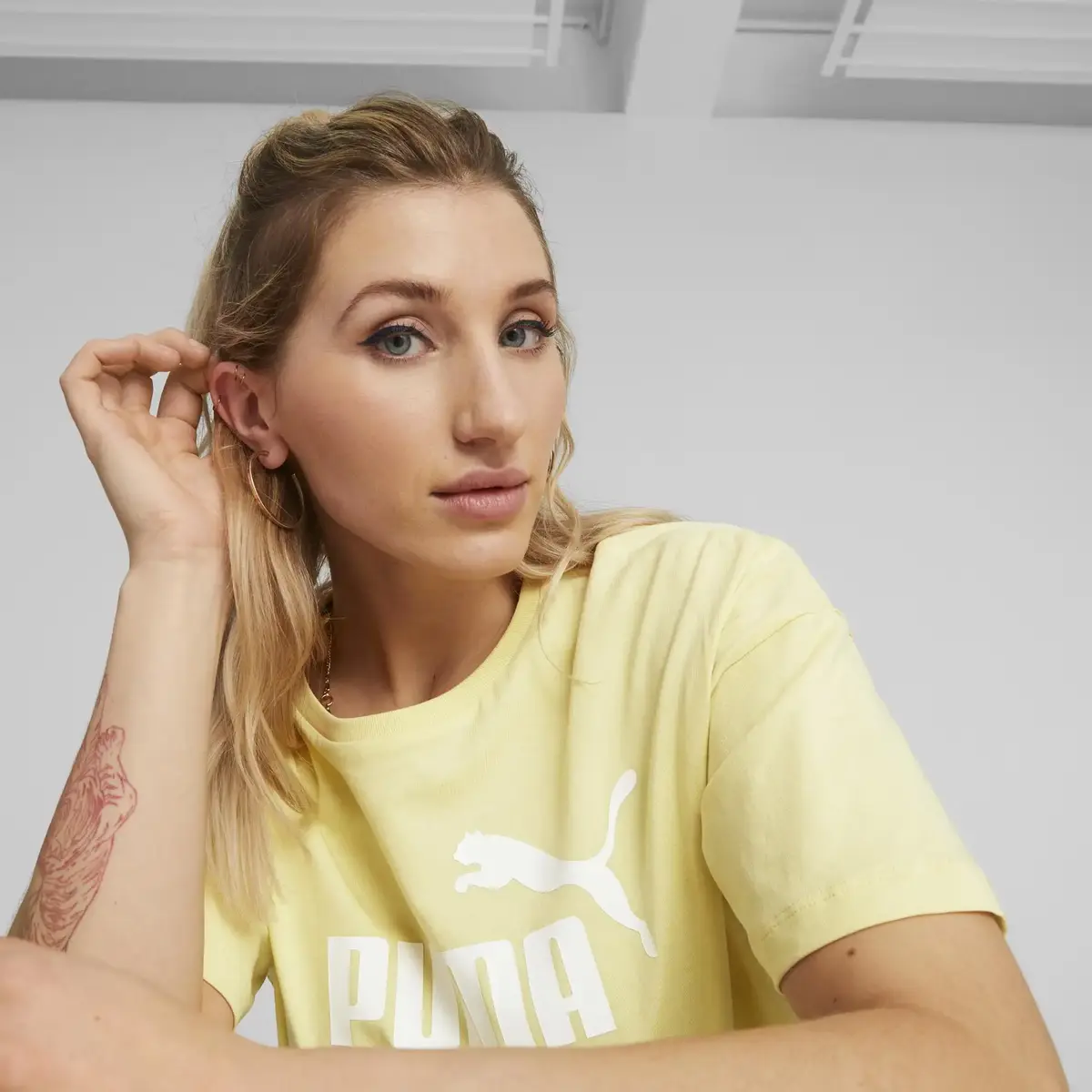 Puma Ess Cropped Logo Tee Light Straw Beyaz Kadın T-shirt