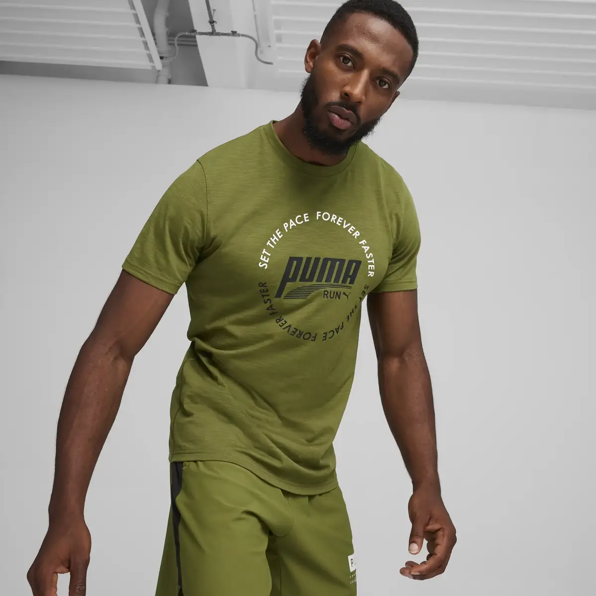 Puma MEN"S GRAPHIC RUN EMBLEM TEE Erkek T-Shirt & Polo