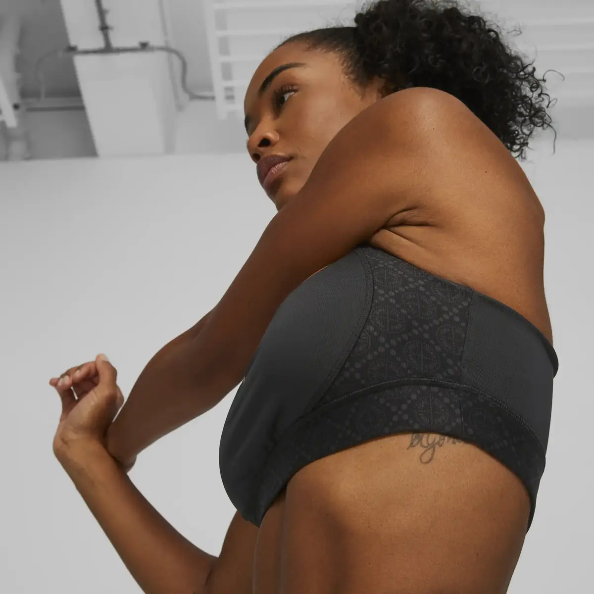 Puma LOGO LOVE MID IMPACT BRA Siyah Kadın T-shirt