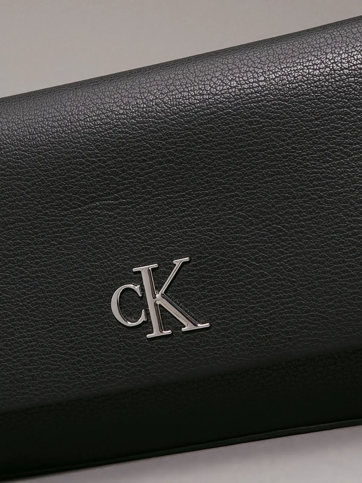 Calvin Klein MINIMAL MONOGRAM SHO Siyah Kadın Omuz Çantası