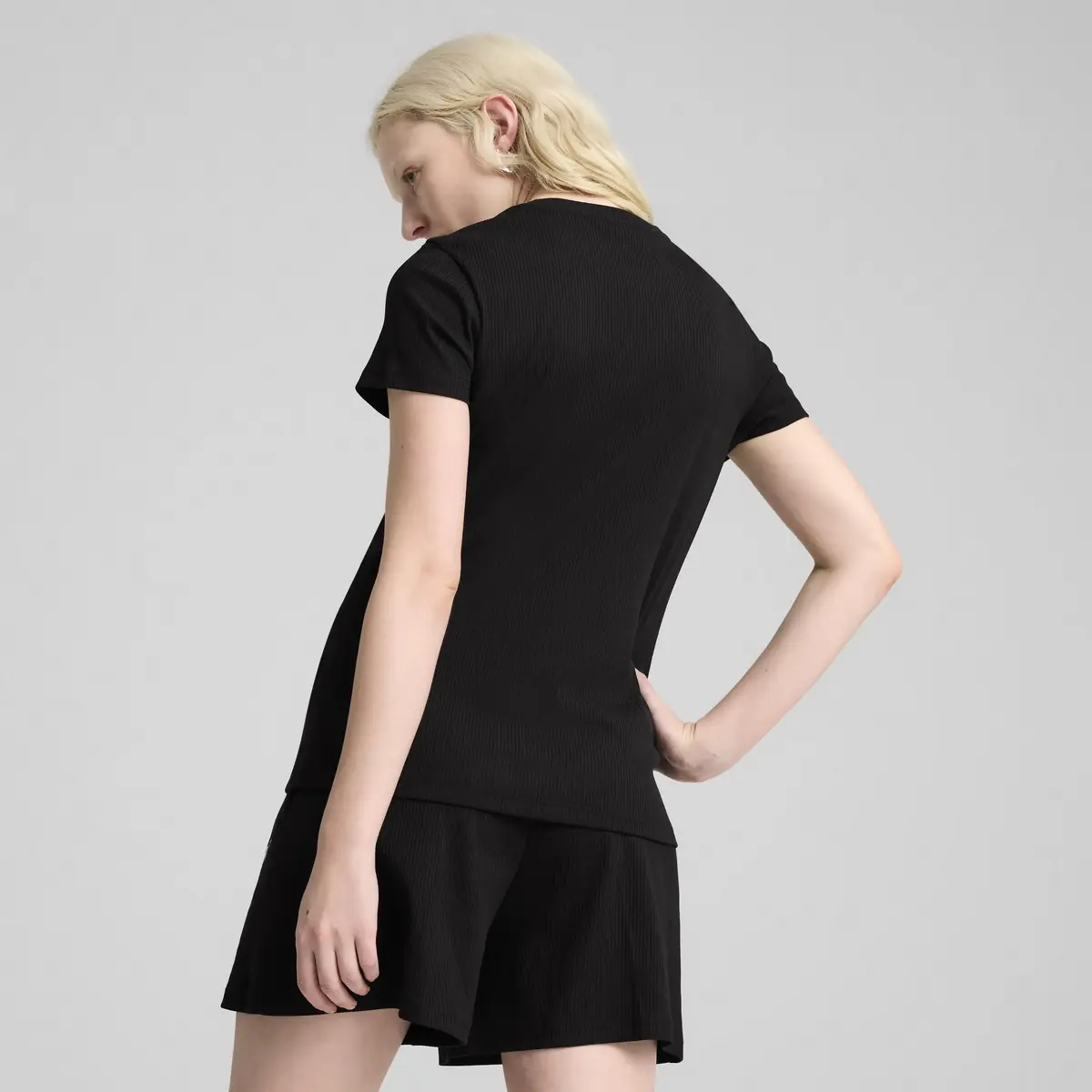 PUMA ESS ELEVATED Tee Siyah Kadın T-Shirt
