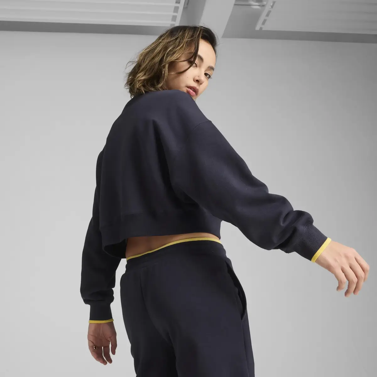 PUMA WARDROBE ESS Graphic Crew Lacivert Kadın Sweatshirt