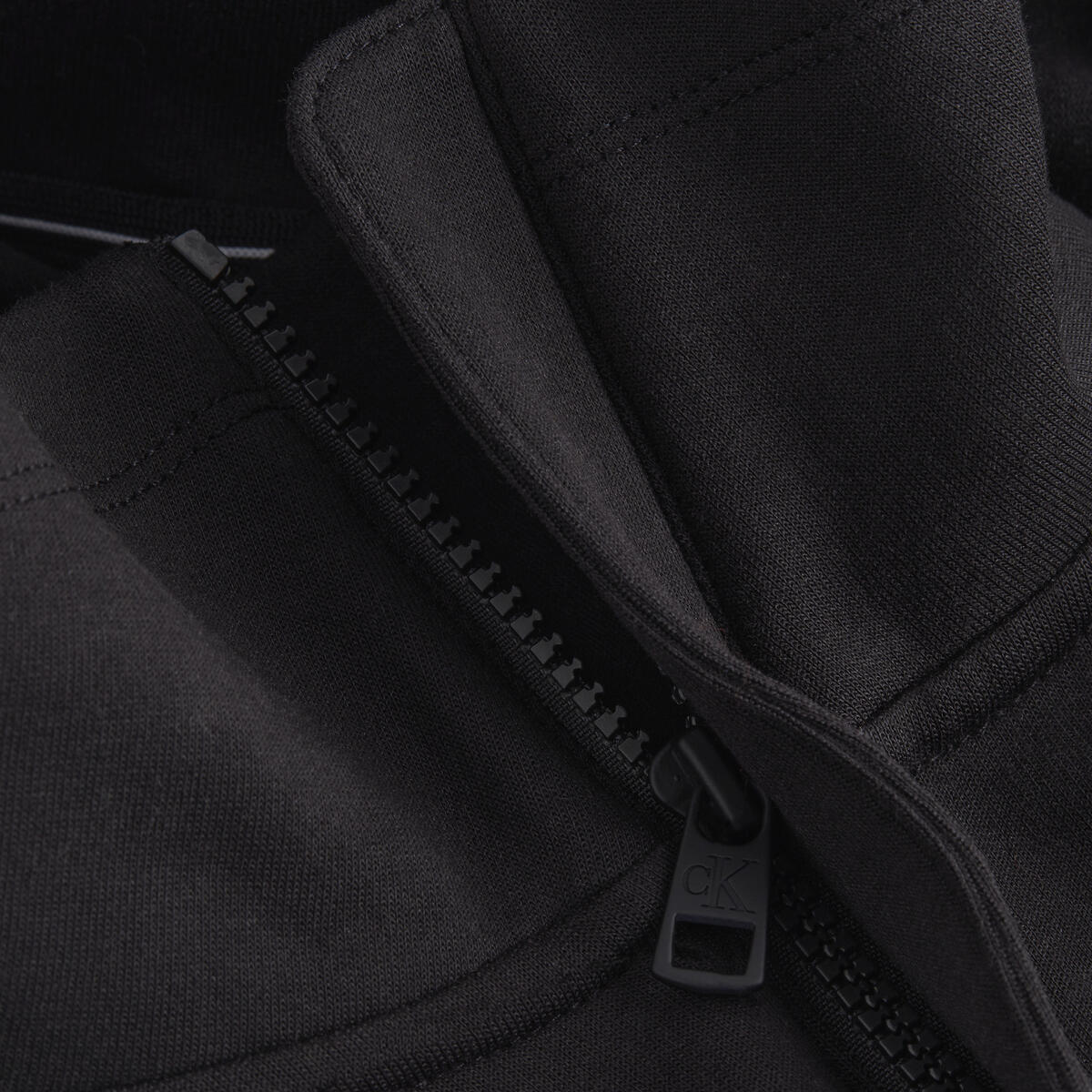 Calvin Klein INSTITUTIONAL EMBOSS Erkek Siyah Sweatshirt