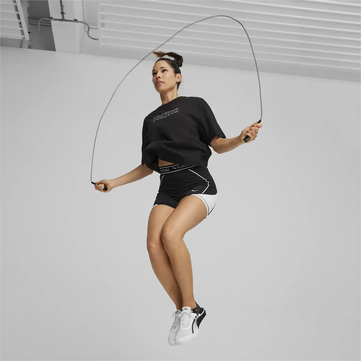 Puma WOMEN’S GRAPHIC CROPPED STUDIO TEE Siyah Kadın T-Shirt