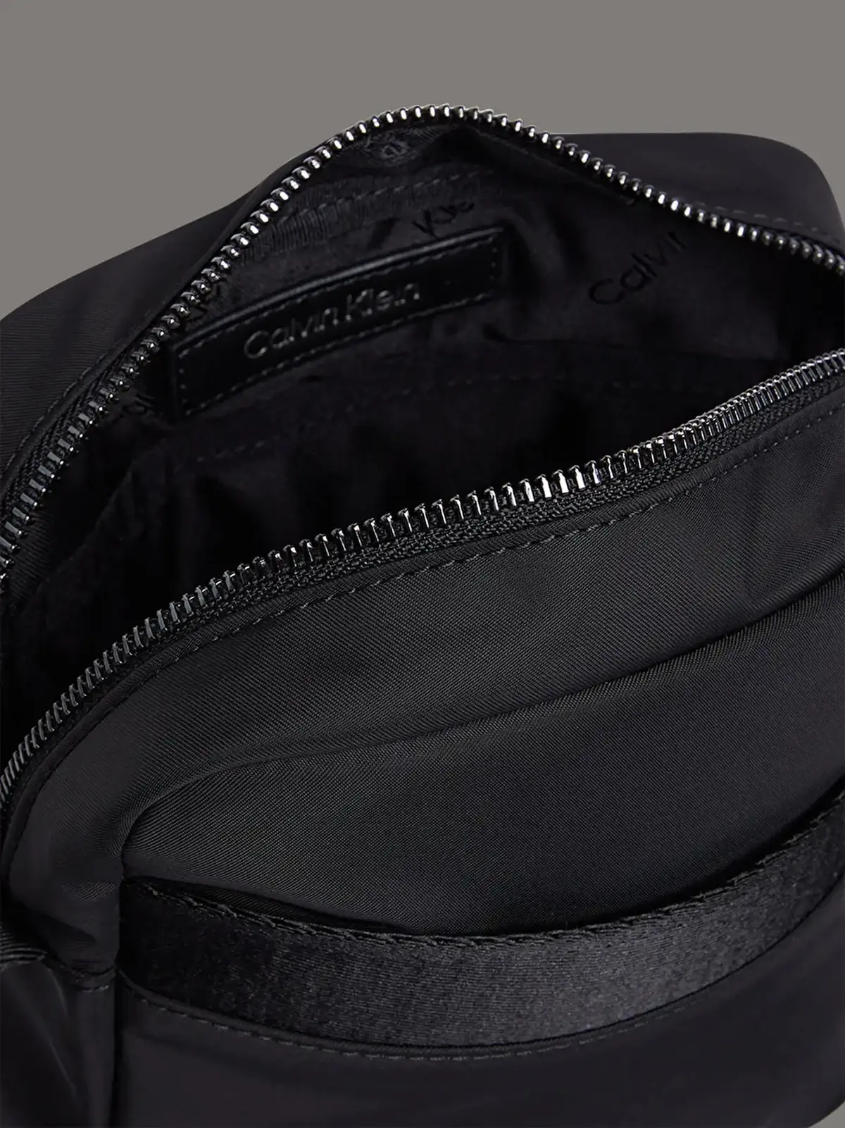 Calvin Klein CK EST. NYLON REPORT Erkek Postacı Çantası