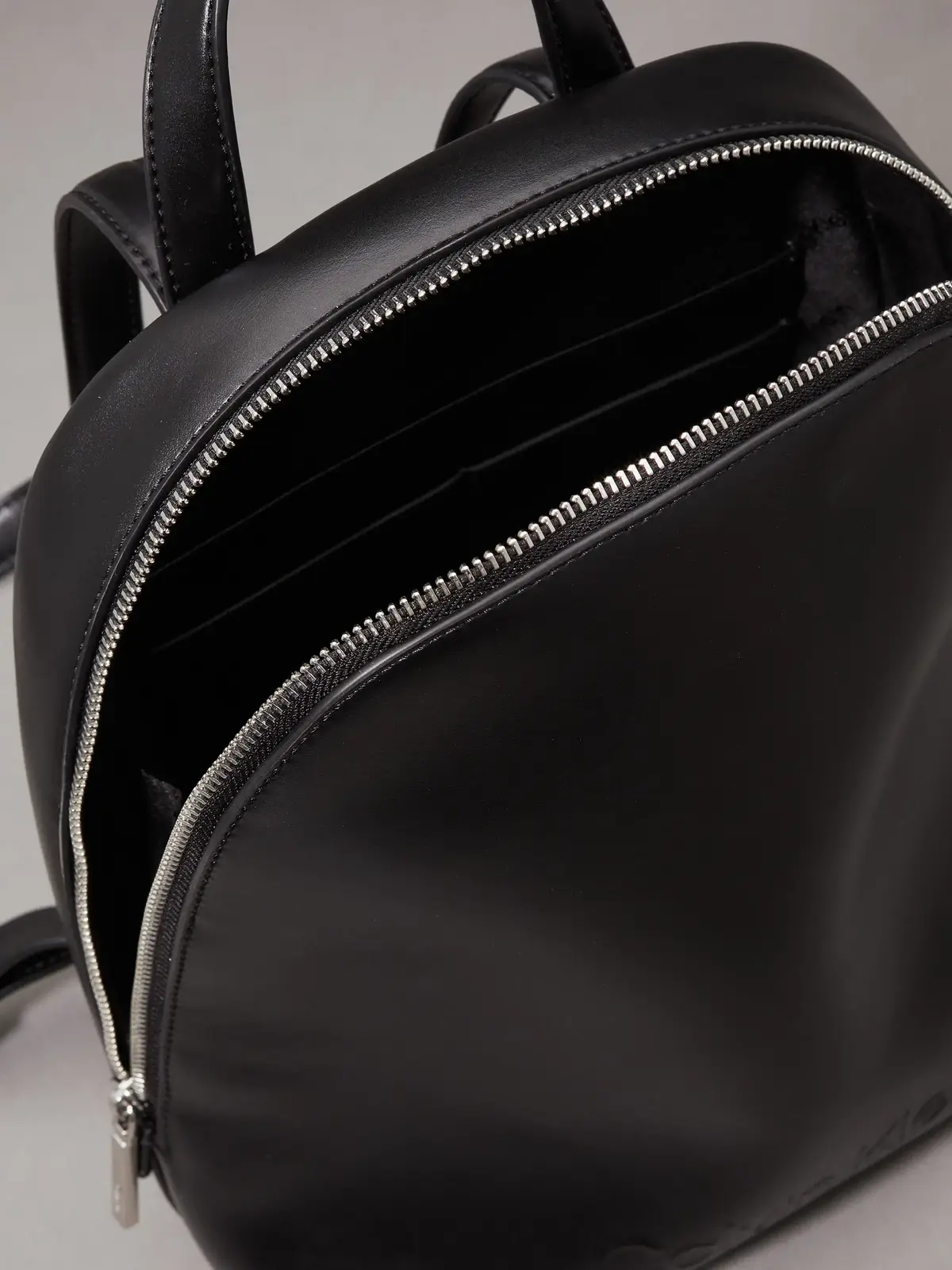 Calvin Klein EMBOSSED CALVIN ROUN, BEH Siyah Kadın Çanta