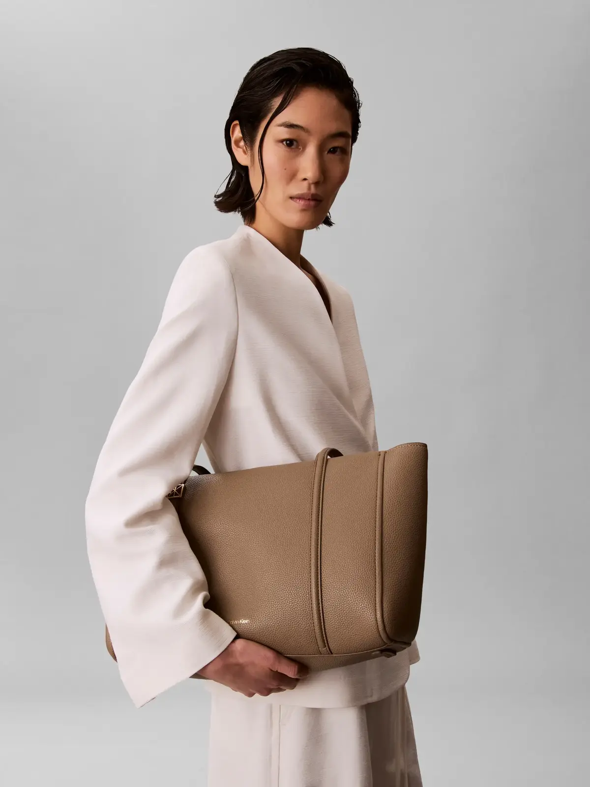 Calvin Klein EMBLEM HW PEBBLE TOTE Kahverengi Kadın Tote Çanta