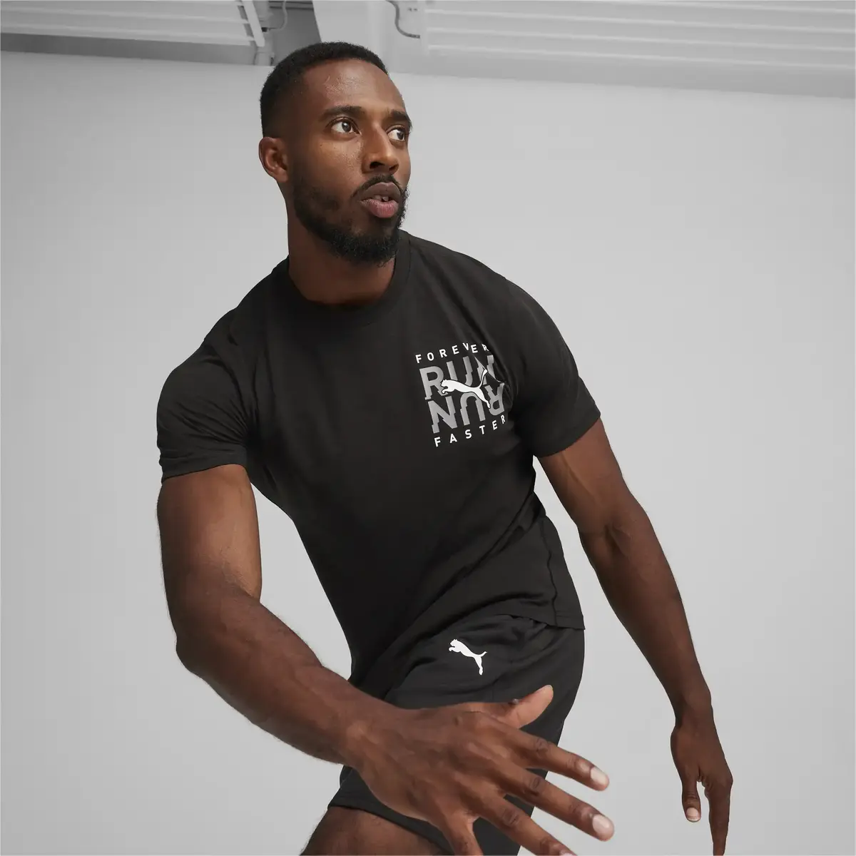 Puma MEN’S GRAPHIC RUN EMBLEM TEE Siyah Erkek T-Shirt