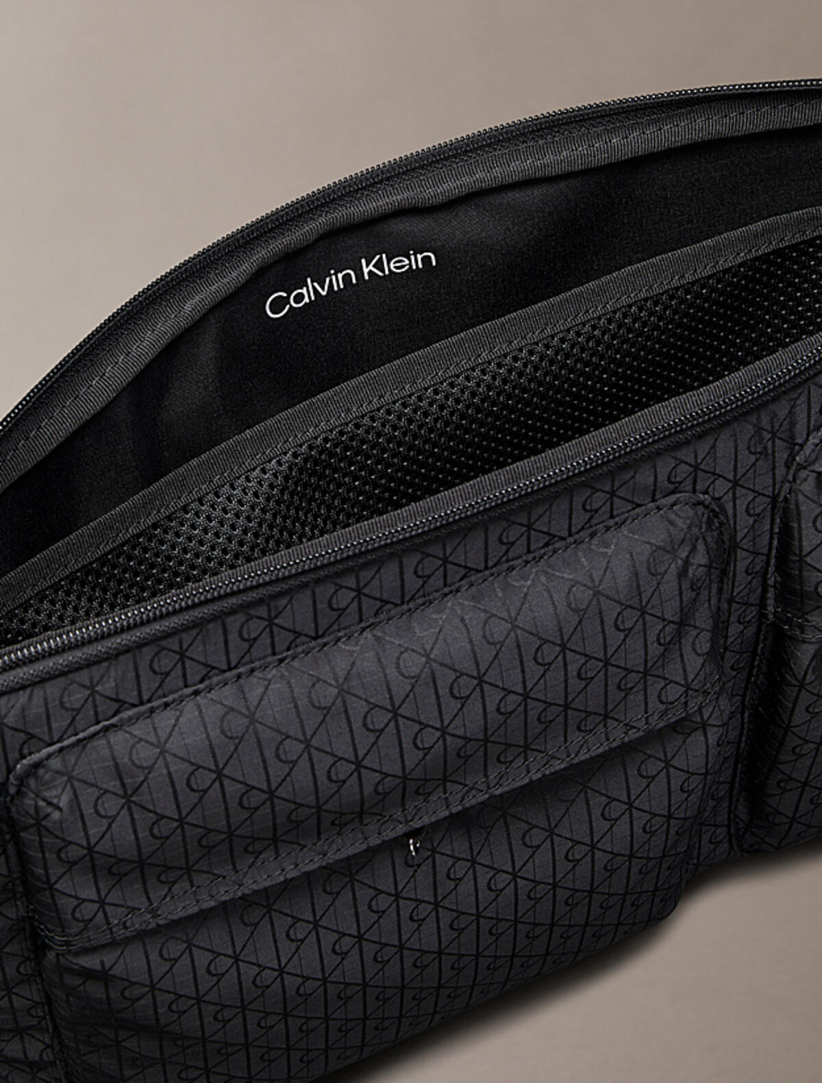 Calvin Klein UTILITY EMBLEM LAPTOP Siyah Jakarlı 14inç Laptop Kılıfı