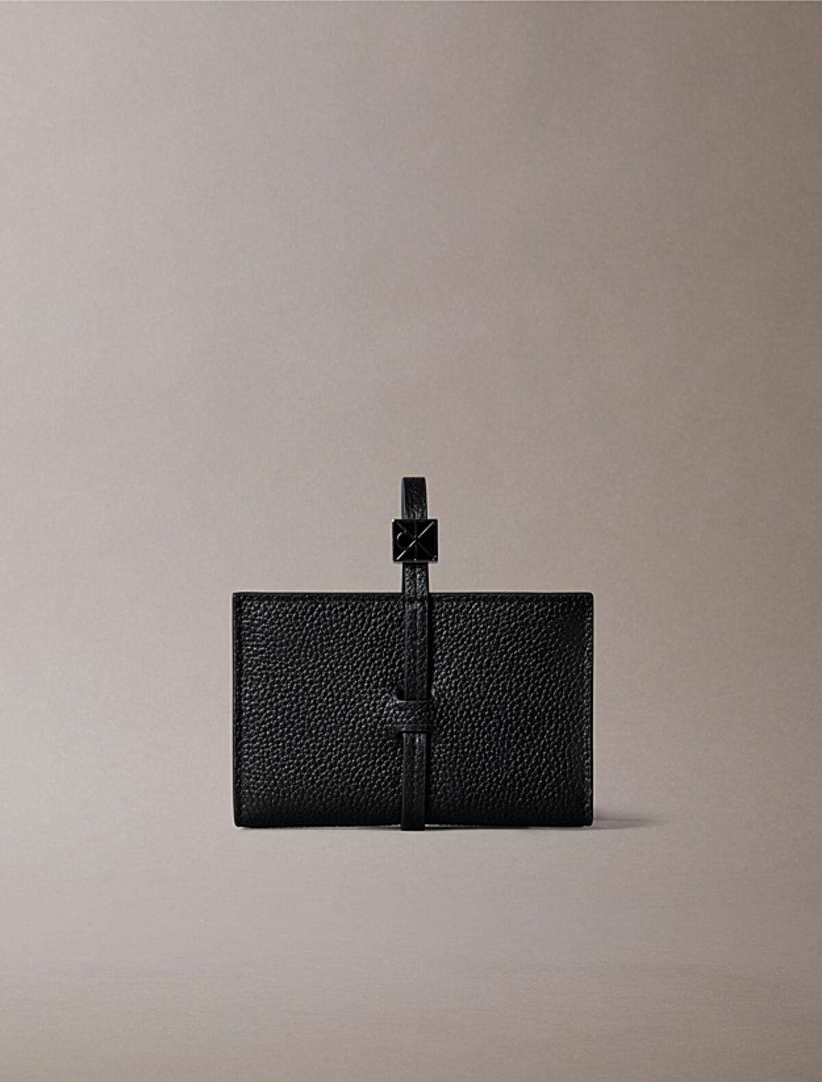 Calvin Klein EMBLEM HW PEBBLE WAL Dokulu Deri RFID Bileklikli Cüzdan