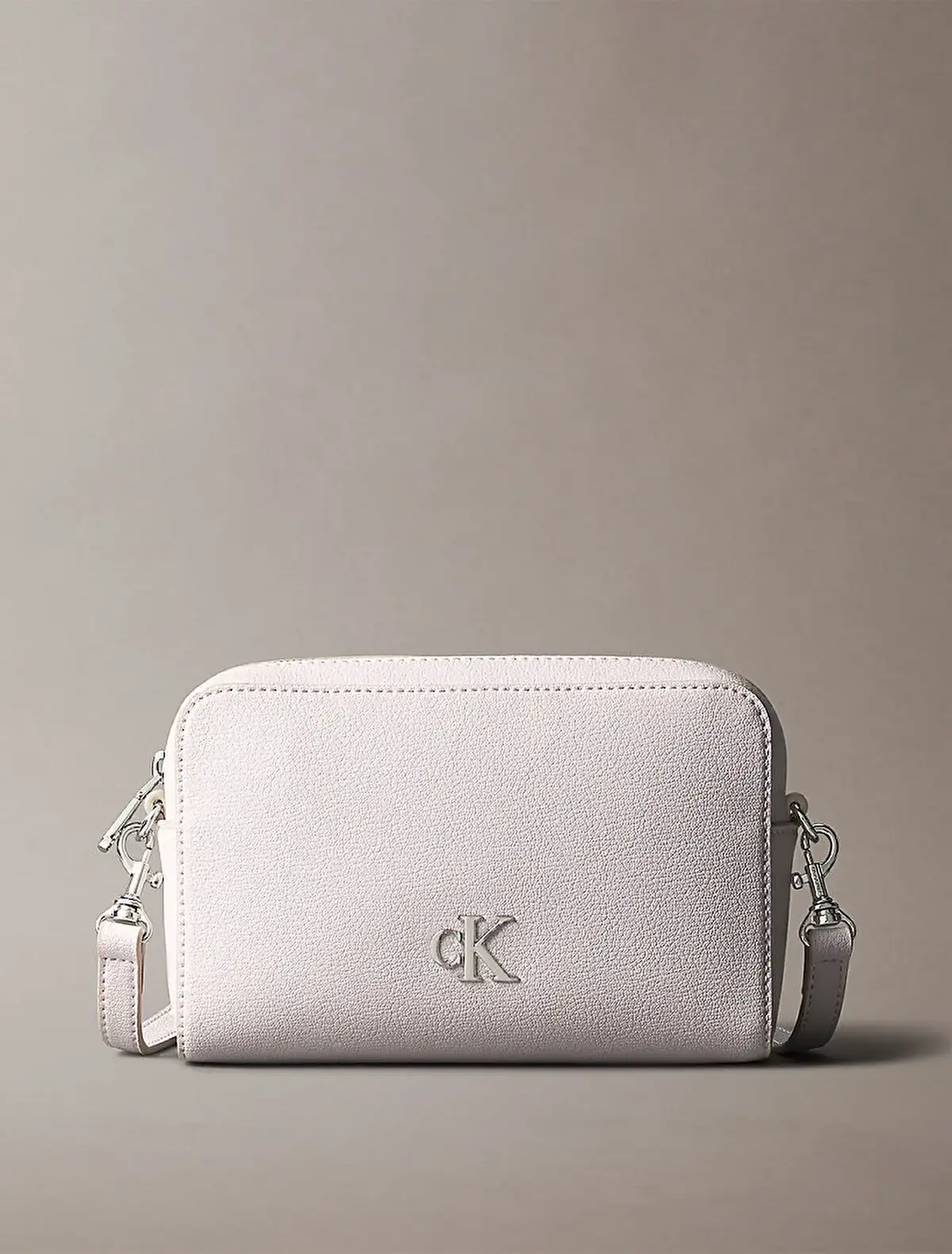 Calvin Klein MINIMAL MONOGRAM EW CAMERA BAG Siyah Kadın El Çantası Calvin Klein MINIMAL MONOGRAM EW CAMERA BAG Siyah Kadın El Çantası