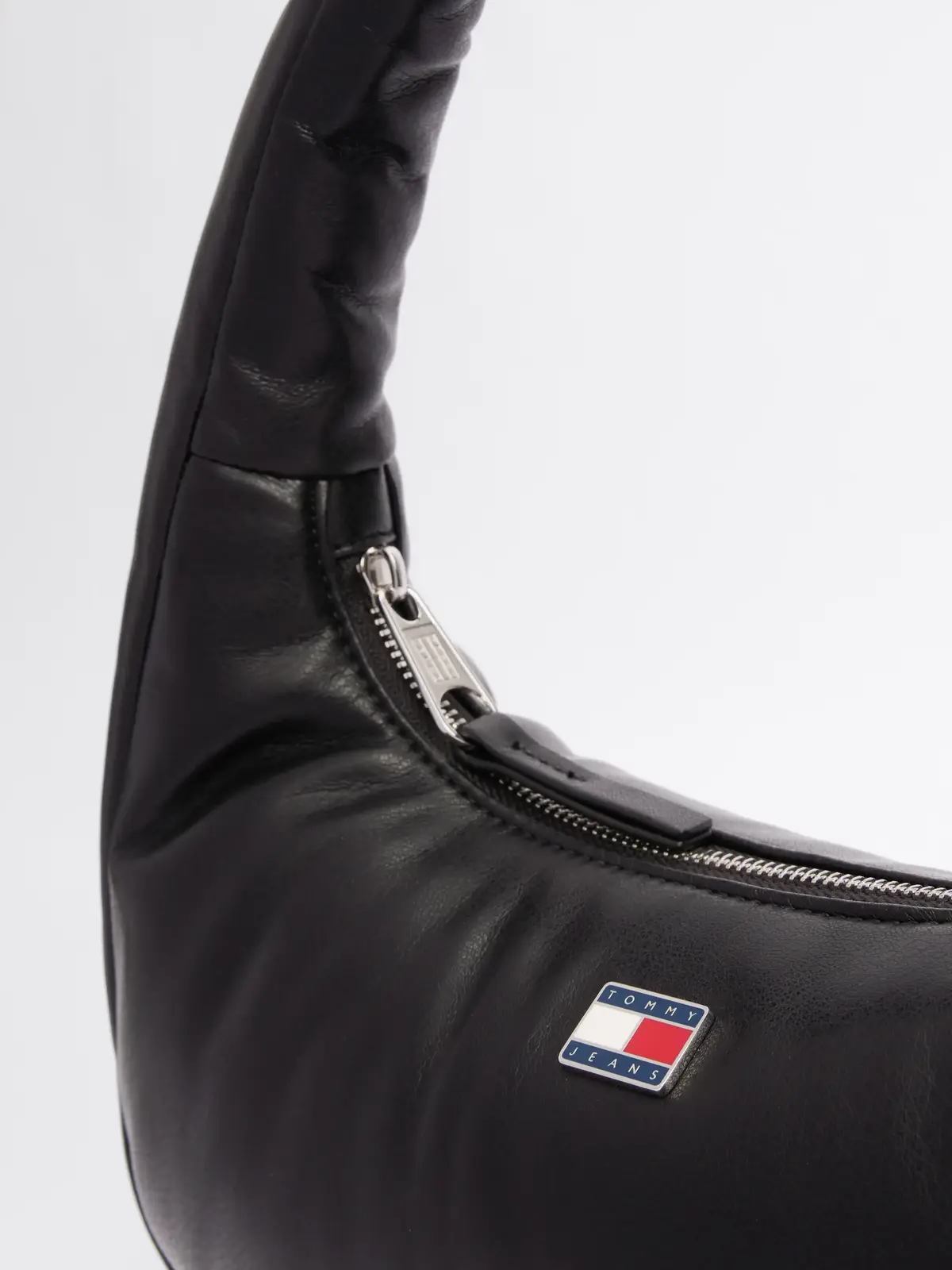 Tommy Hilfiger TJW PILLOW SHOULDER, BDS Siyah Kadın Çanta & Cüzdan