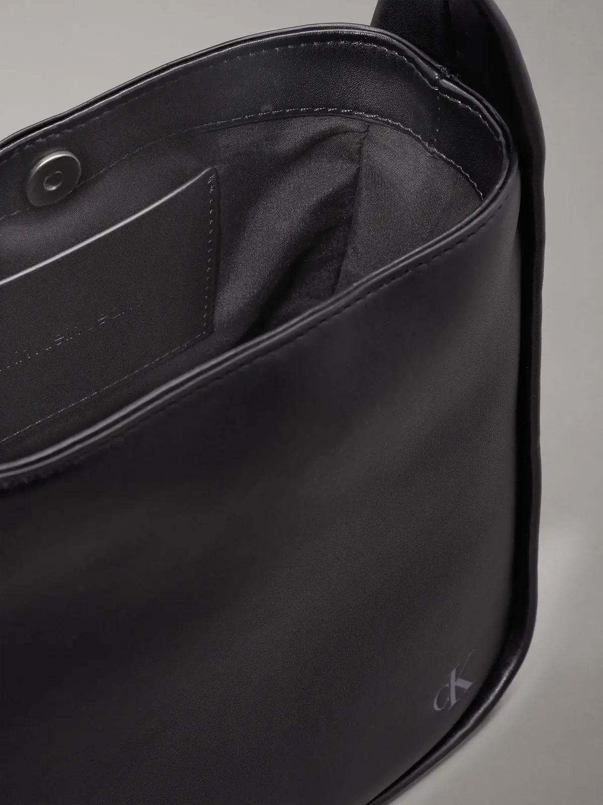 Calvin Klein BLOCK BUCKET19 PU Kadın Siyah El Çanta