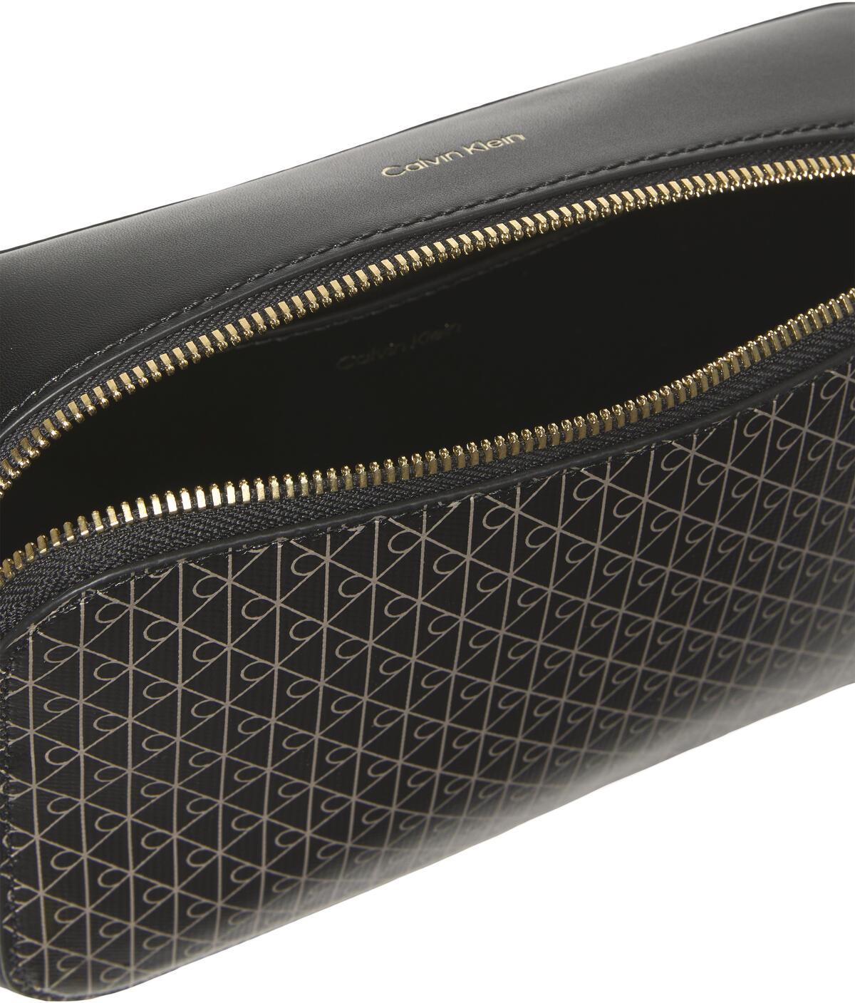 Calvin Klein EMBLEM AOP ELONGATED CAMERA BAG Siyah Kadın El Çantası Calvin Klein EMBLEM AOP ELONGATED CAMERA BAG Siyah Kadın El Çantası