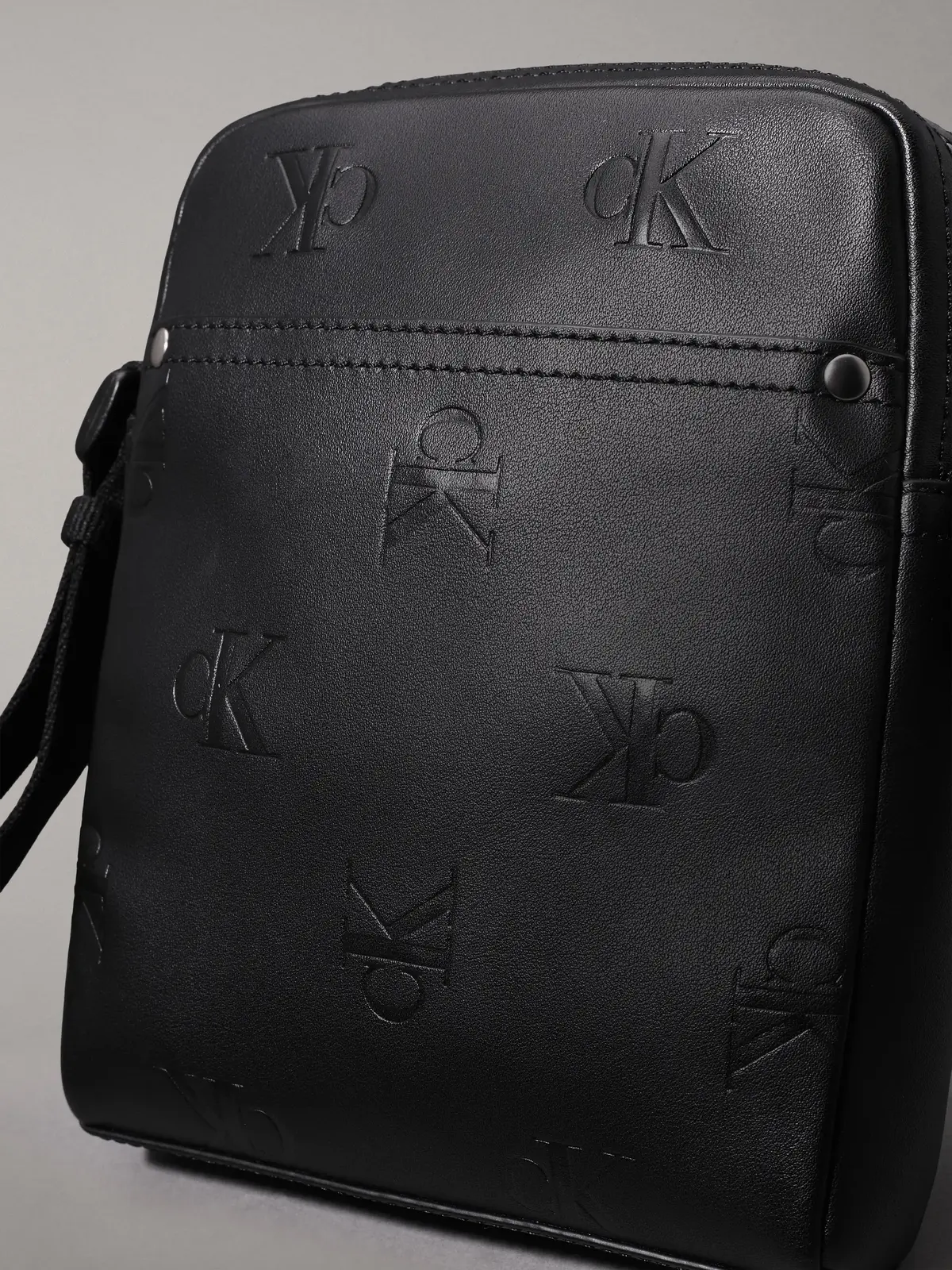 Calvin Klein MONOGRAM SOFT REPORT Erkek Siyah Omuz Çanta