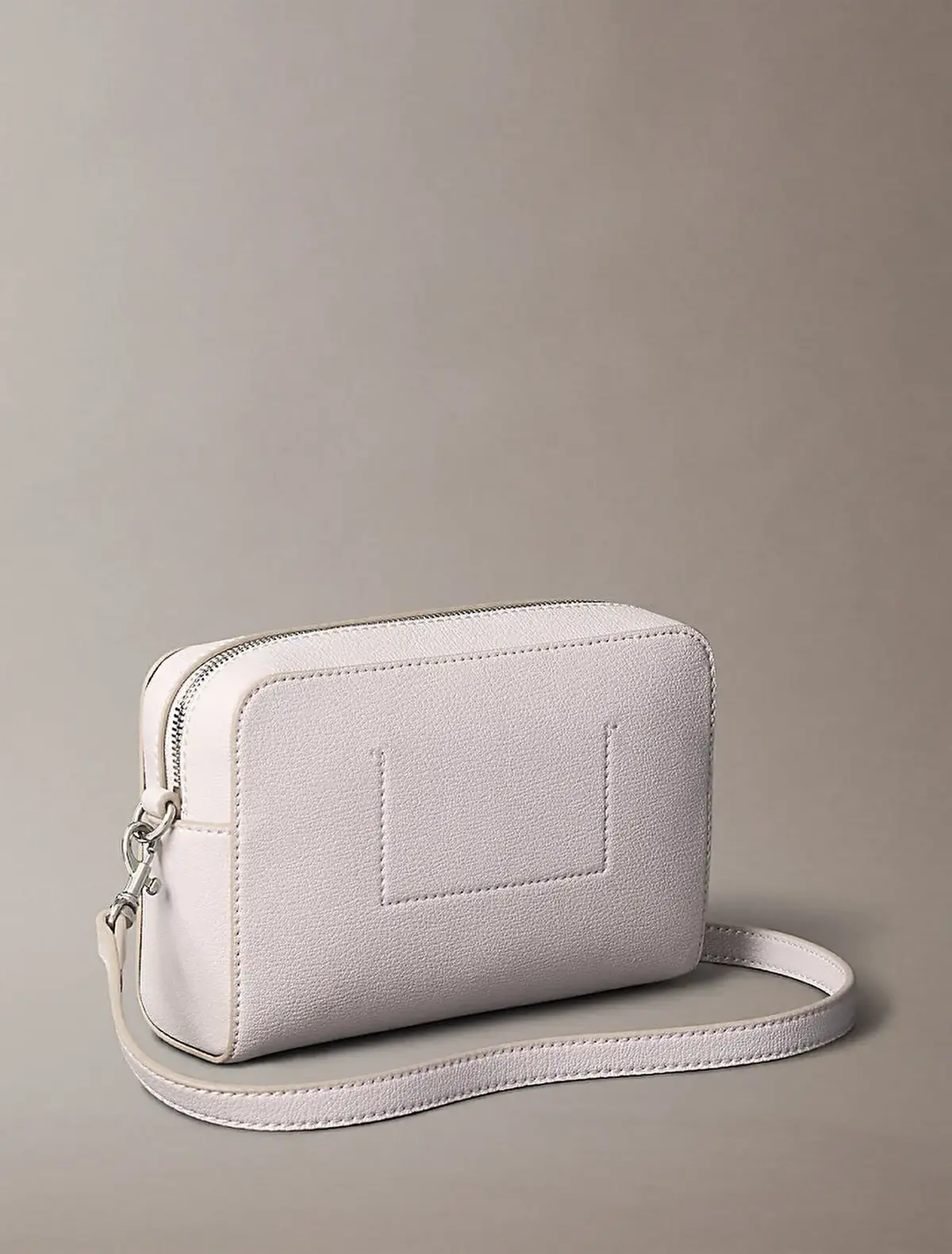 Calvin Klein MINIMAL MONOGRAM EW CAMERA BAG Siyah Kadın El Çantası Calvin Klein MINIMAL MONOGRAM EW CAMERA BAG Siyah Kadın El Çantası