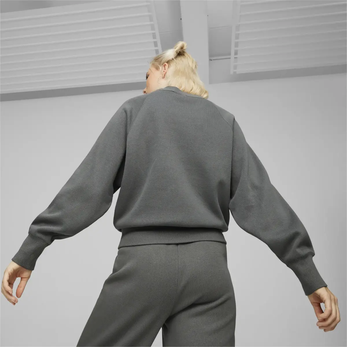 Puma CLASSICS+ Relaxed Crew Gri Kadın Sweatshirt
