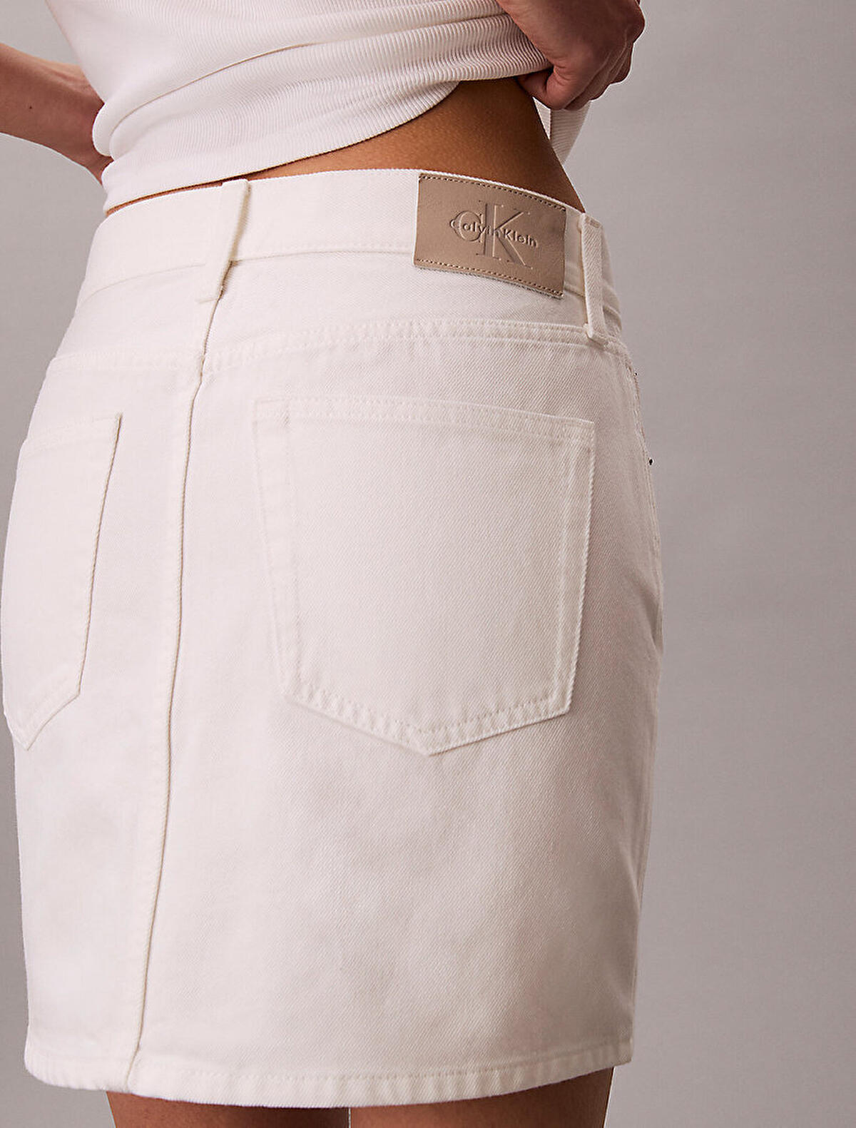 Calvin Klein 90S MINI SKIRT CHALK, ASN, 25 Beyaz Kadın Kot Etek