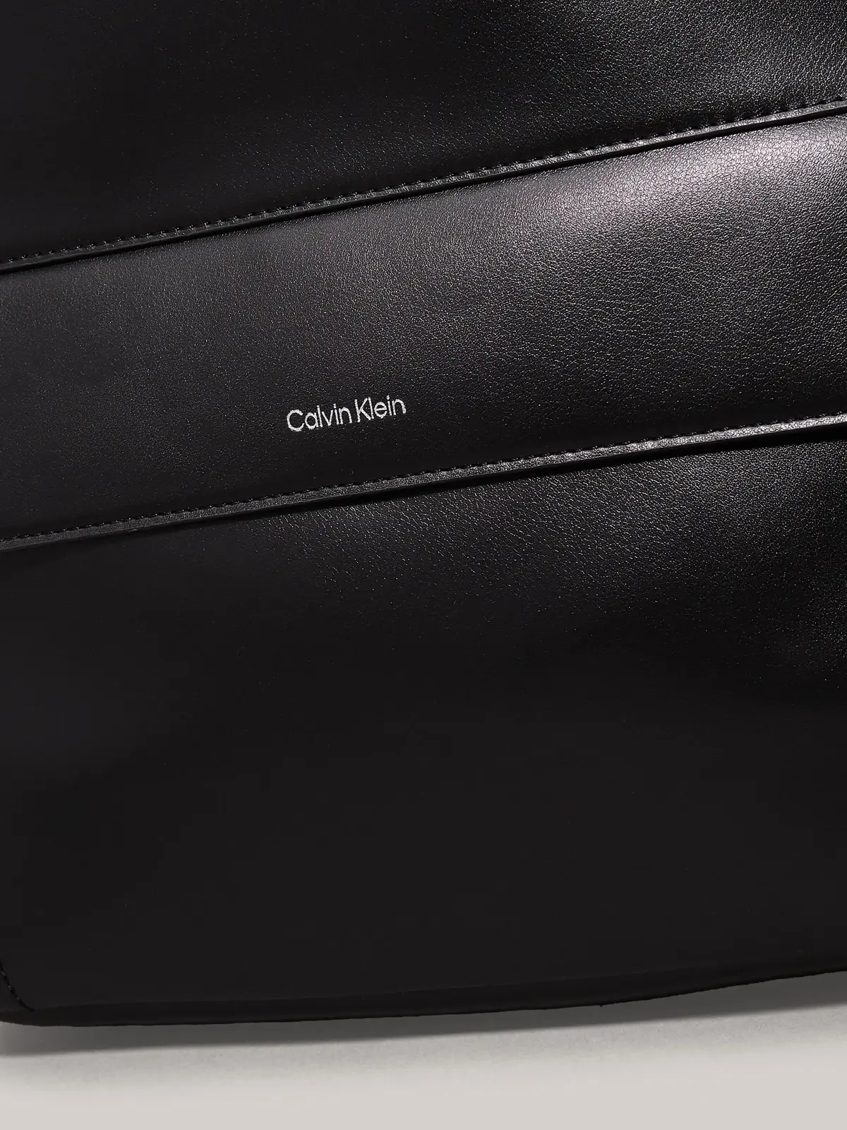 Calvin Klein CK SLEEK 2G ROUND BP, BEH Siyah Erkek Çanta