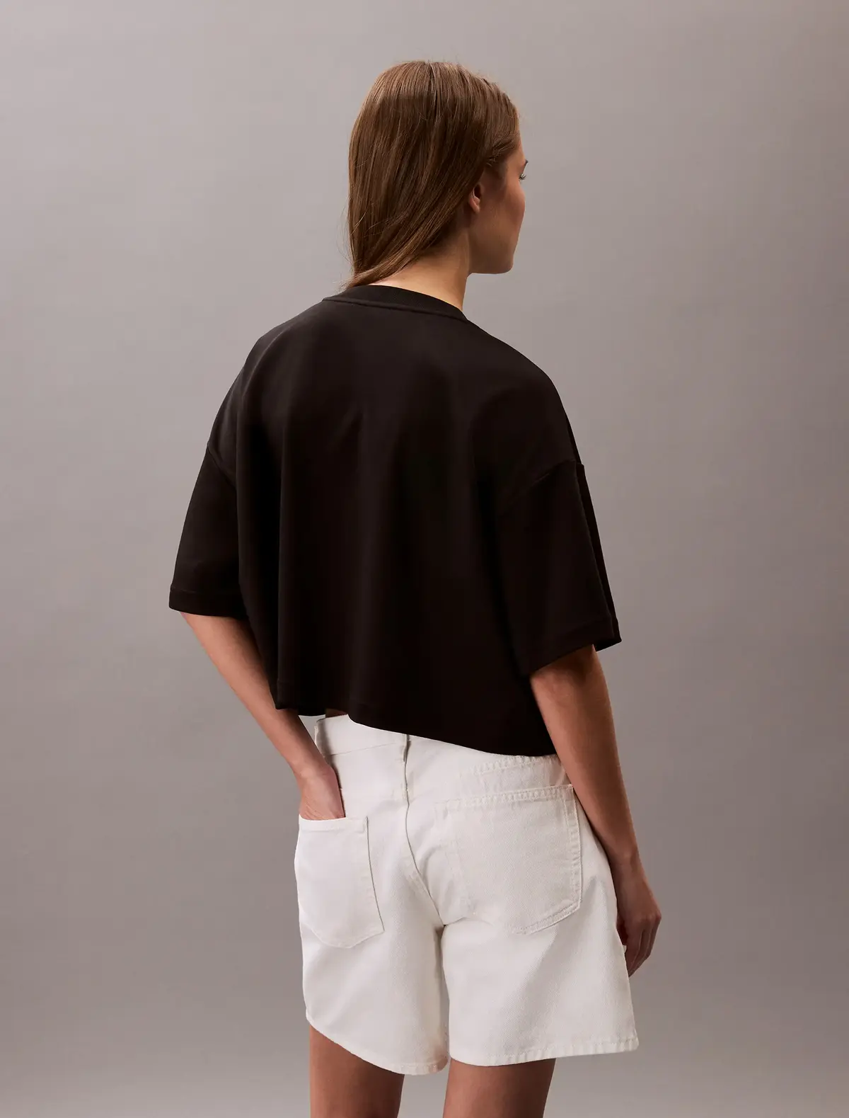 Calvin Klein A-SS Boxy Logo Graph, UB1 Siyah Kadın T-Shirt