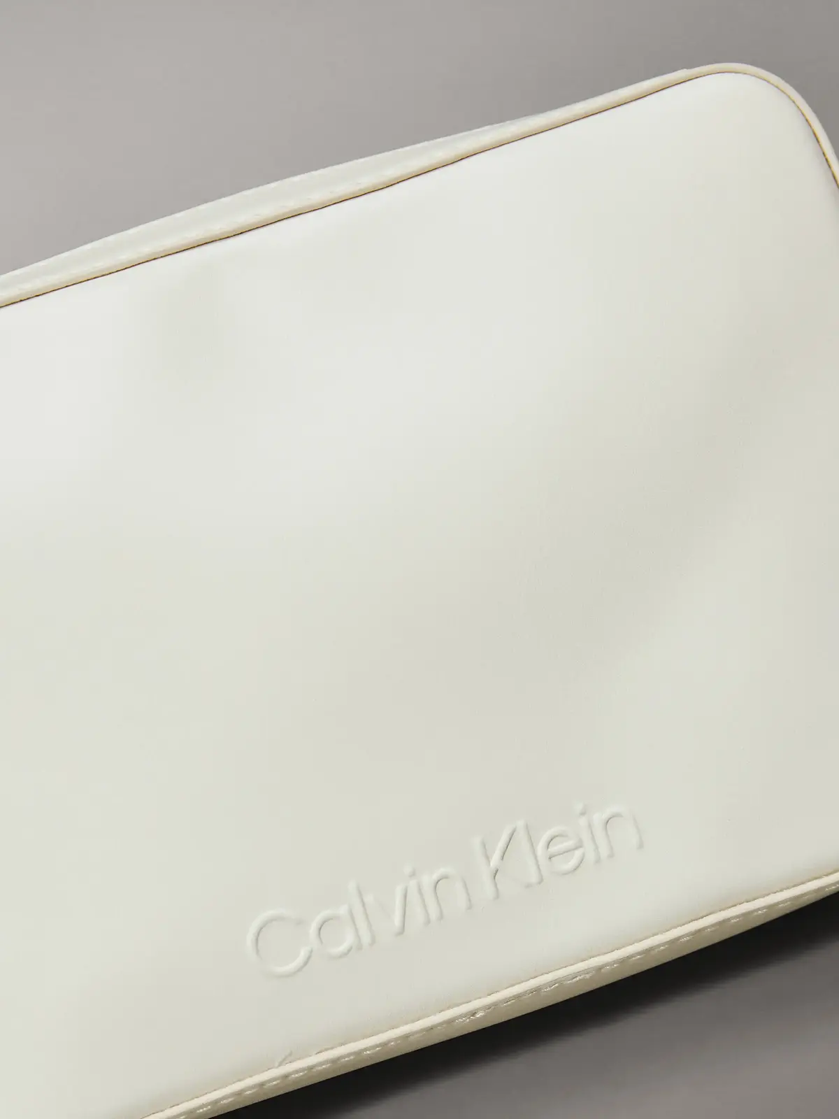 Calvin Klein EMBOSSED LOGO CAMERA, 67U Krem Kadın Çanta