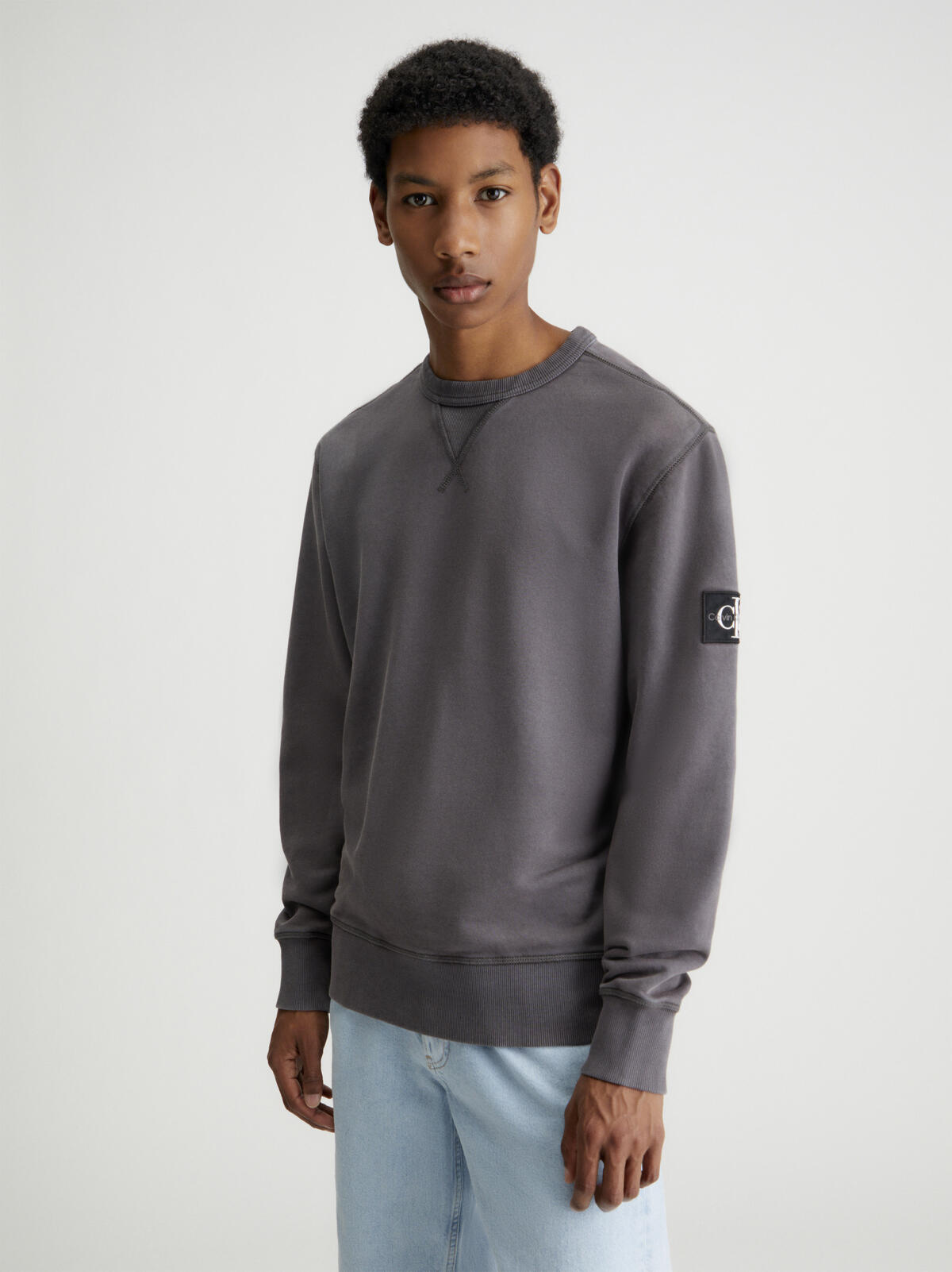 Calvin Klein WASHED BADGE CREW NE Erkek Gri Sweatshirt