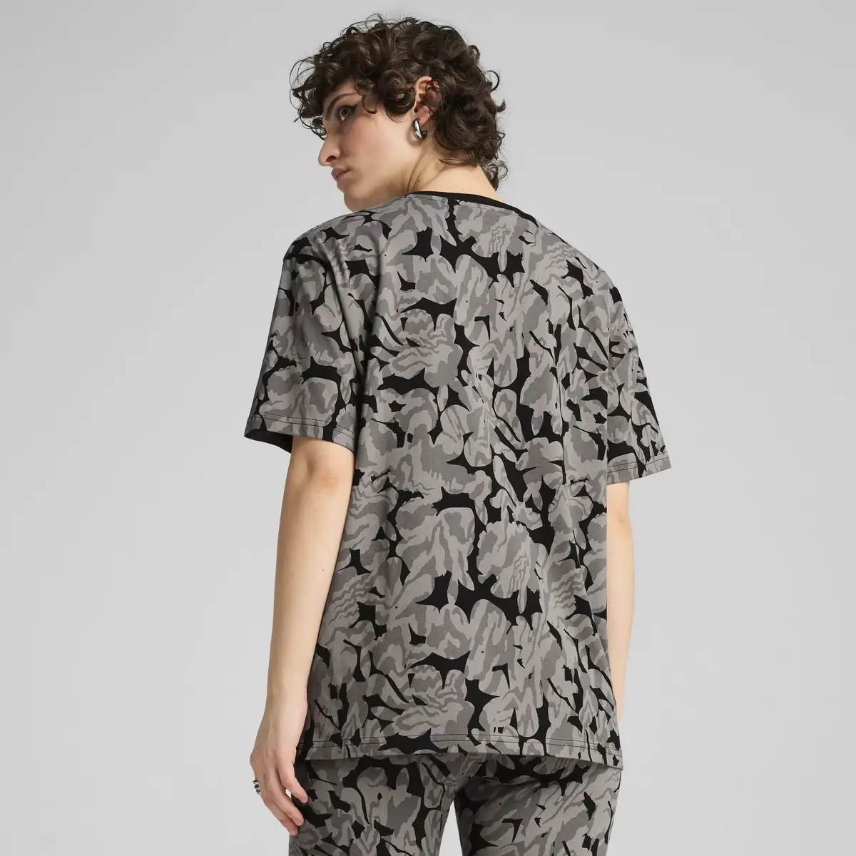 Puma NATURE 2.0 Relaxed AOP Tee Siyah Kadın T-Shirt & Polo