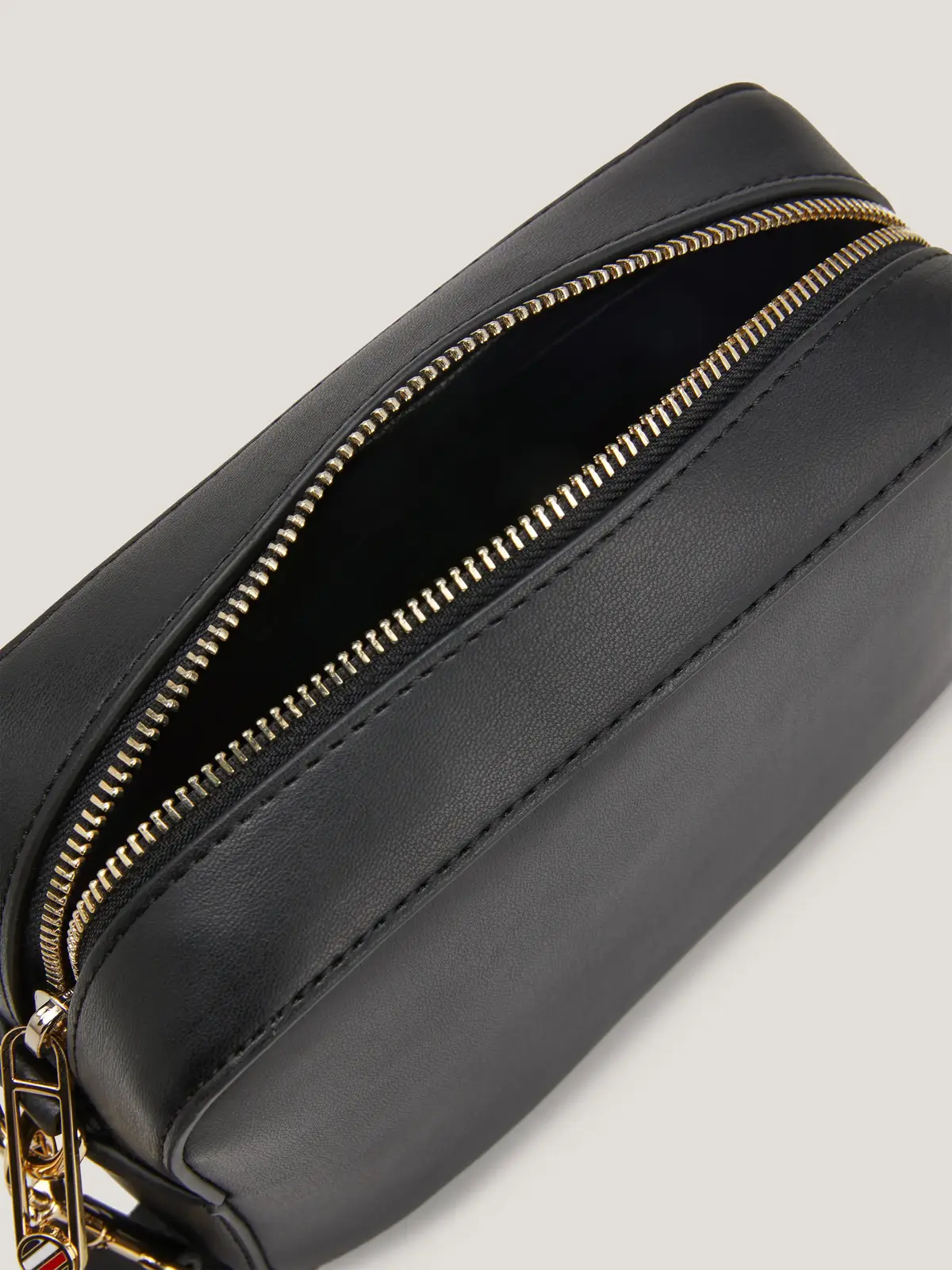 Tommy Hilfiger ICONIC TOMMY CAMERA Kadın Siyah Omuz Çanta