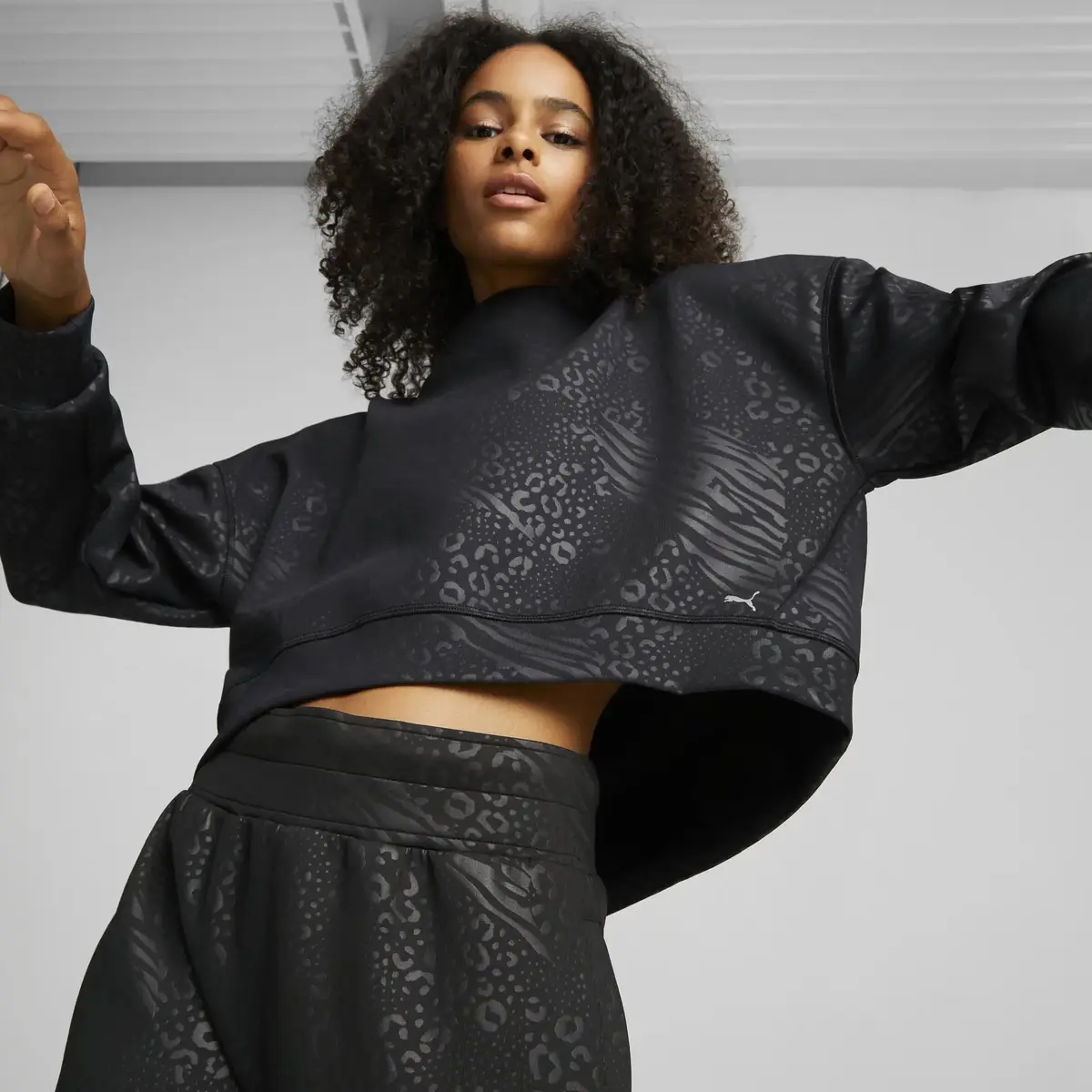 Puma Fashion Luxe Embossed Crew Siyah Kadın Crop Koşu / Performans Üst